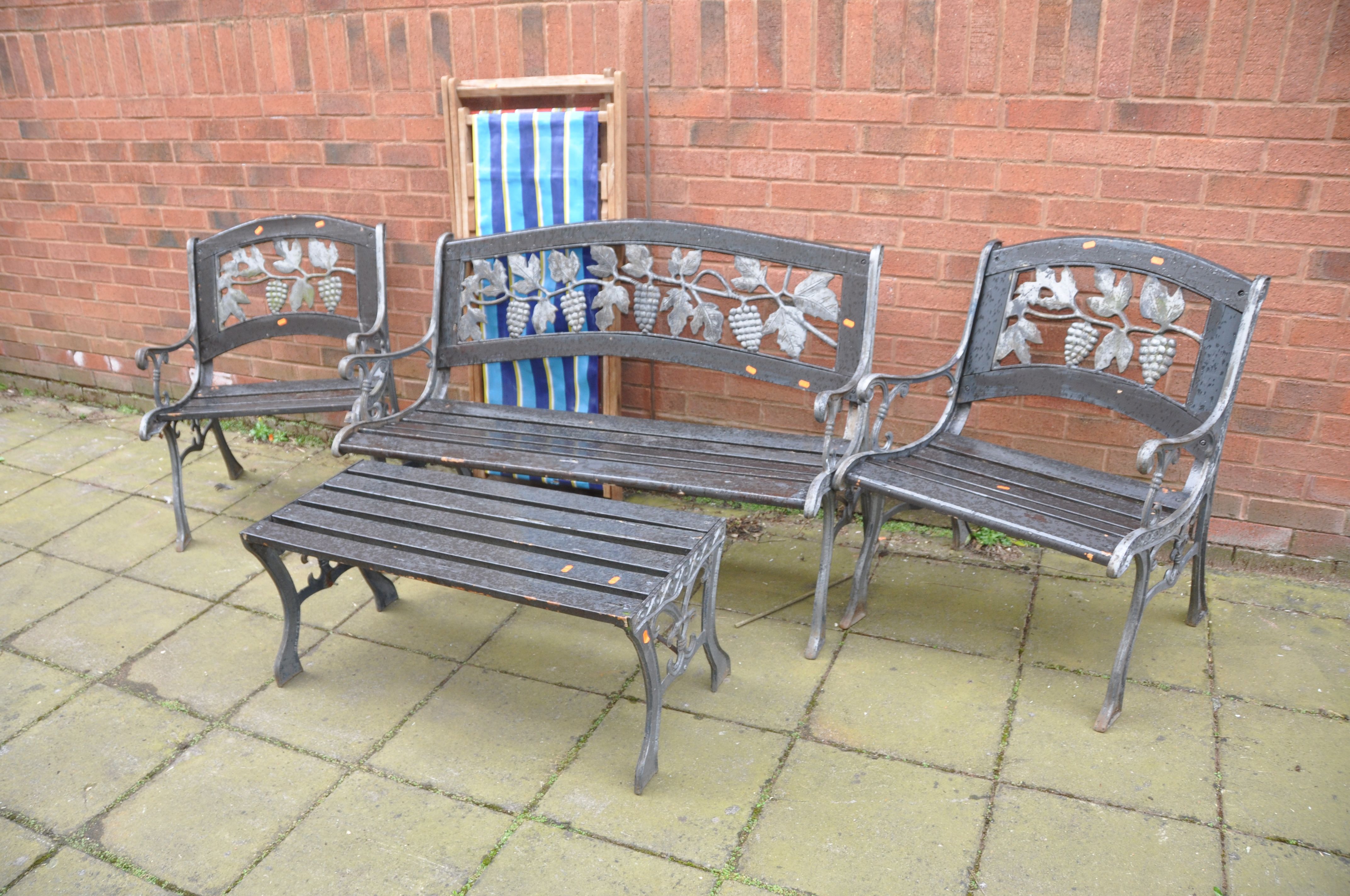 A FOUR PIECE CAST METAL AND SLATTED GARDEN SUITE, comprising a garden bench, two matching armchairs, - Image 3 of 3