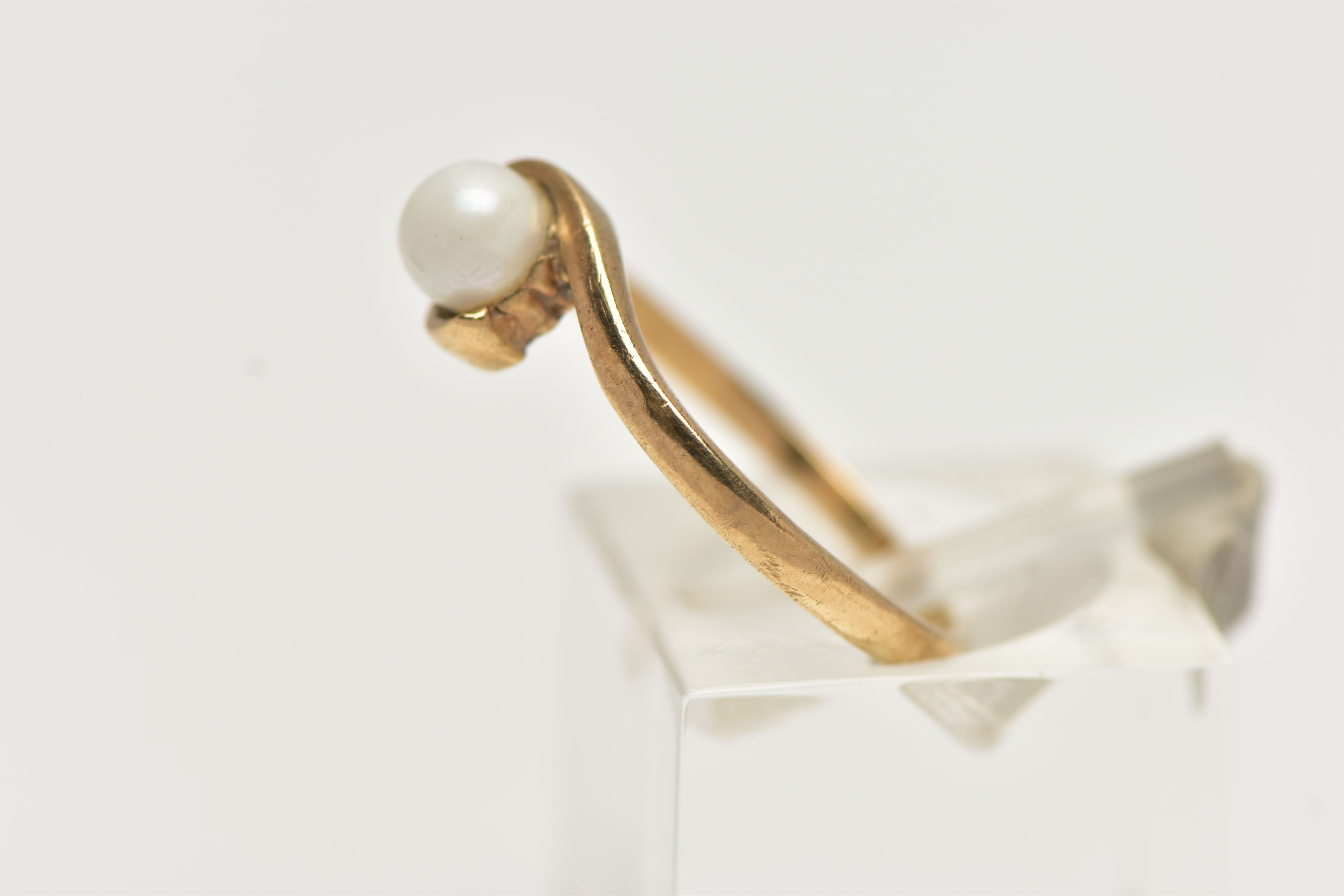 A 9CT GOLD SINGLE PEARL RING, set with a single cultured pearl, between crossover shoulders, leading - Image 2 of 4