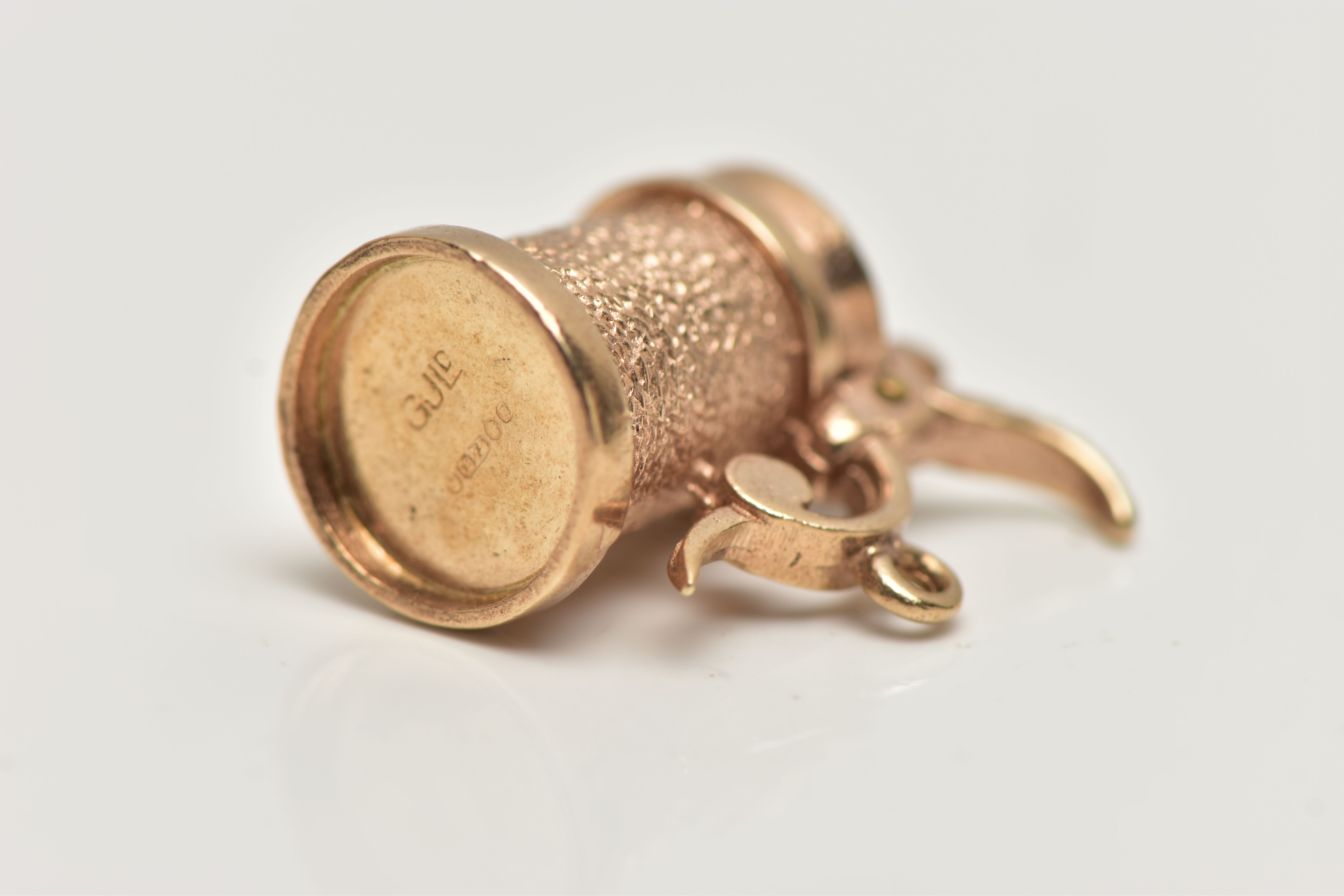 A 9CT GOLD CHARM, yellow gold charm of a tankard with an opening lid, hallmarked 9ct London, - Image 3 of 3