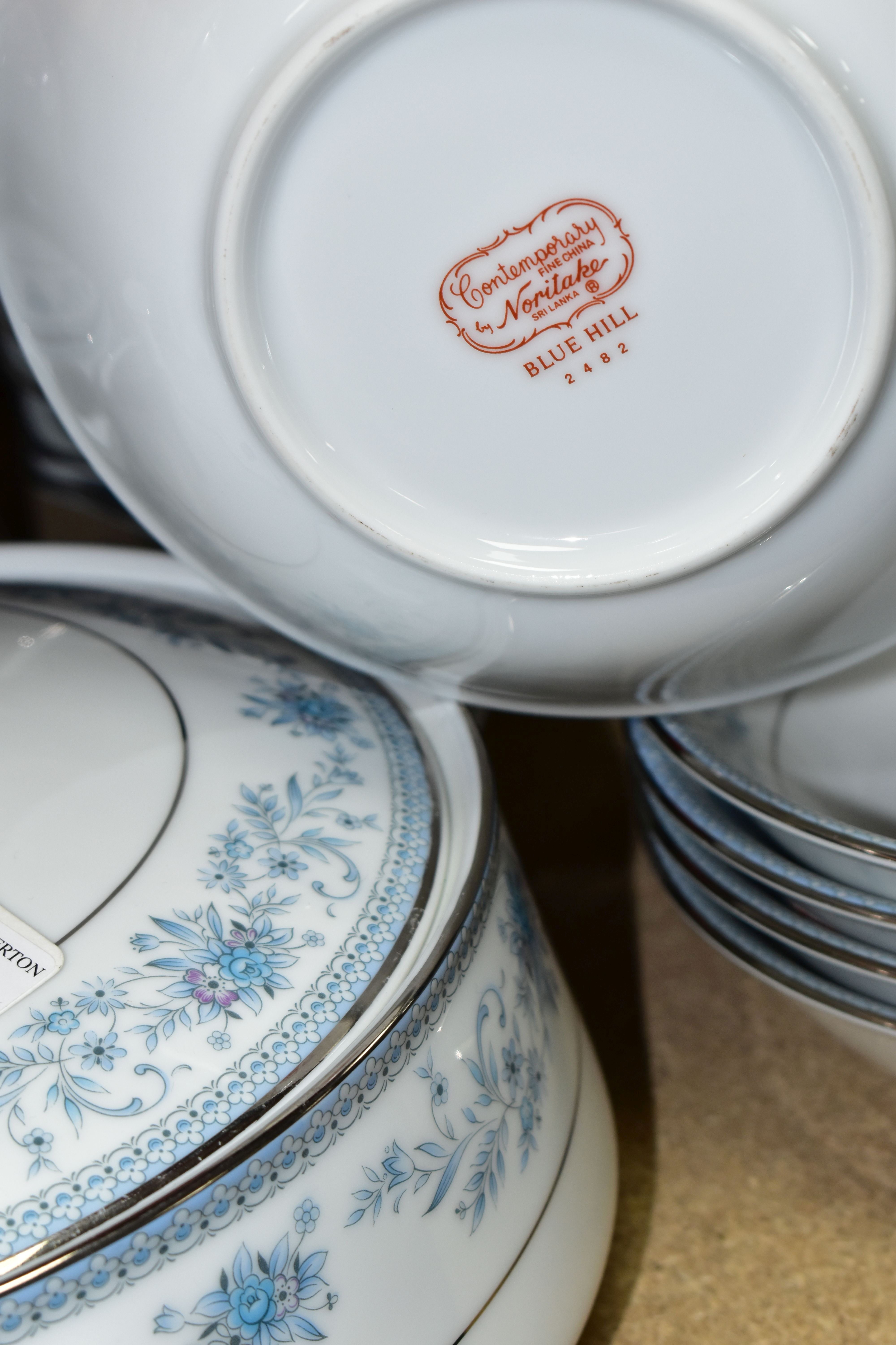 A FIFTY SEVEN PIECE NORITAKE BLUE HILL DINNER SERVICE, pattern no 2482, comprising two tureens, a - Image 5 of 5