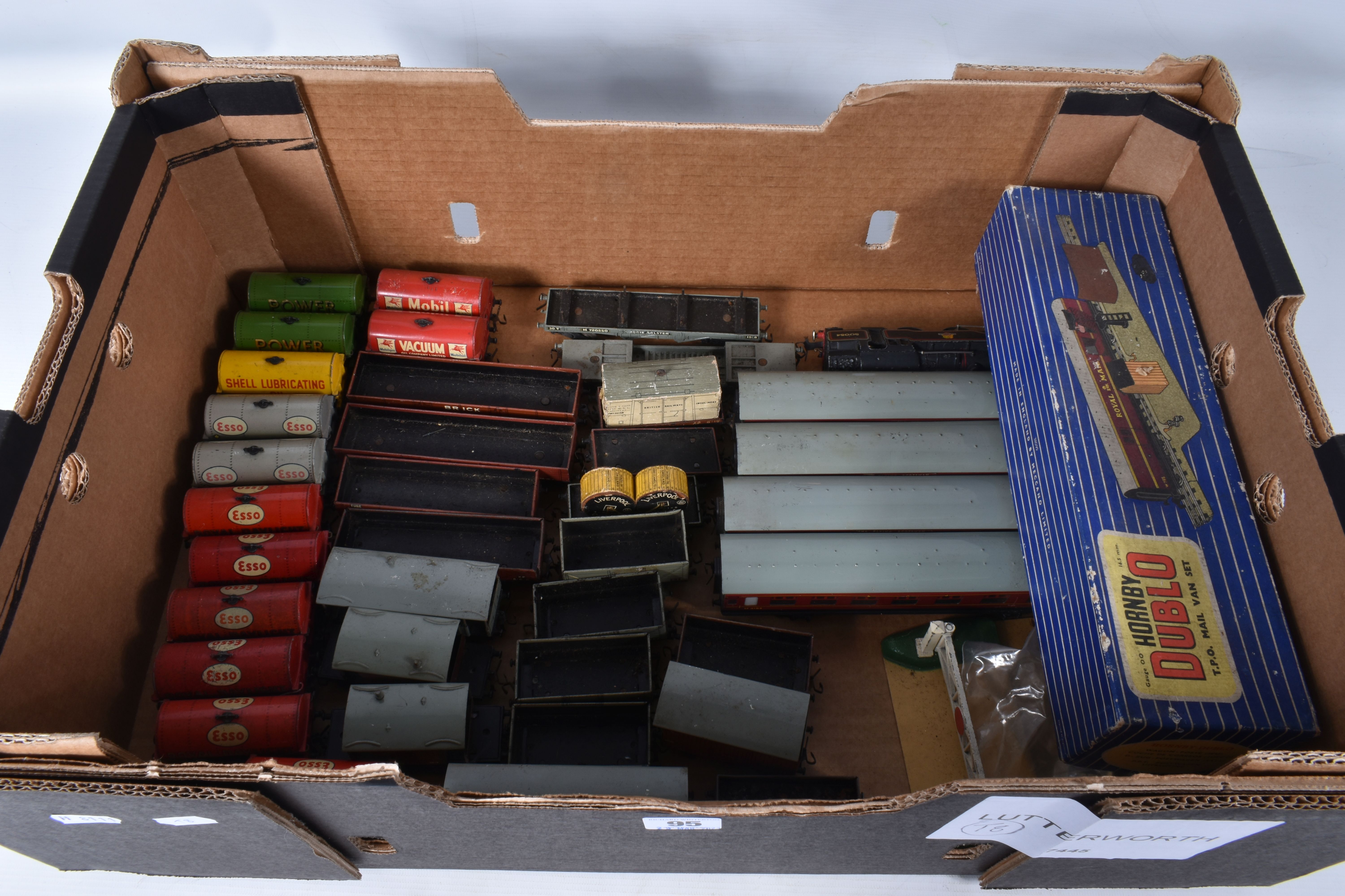 A QUANTITY OF UNBOXED AND ASSORTED HORNBY DUBLO MODEL RAILWAY ITEMS, to include class 4MT Tank