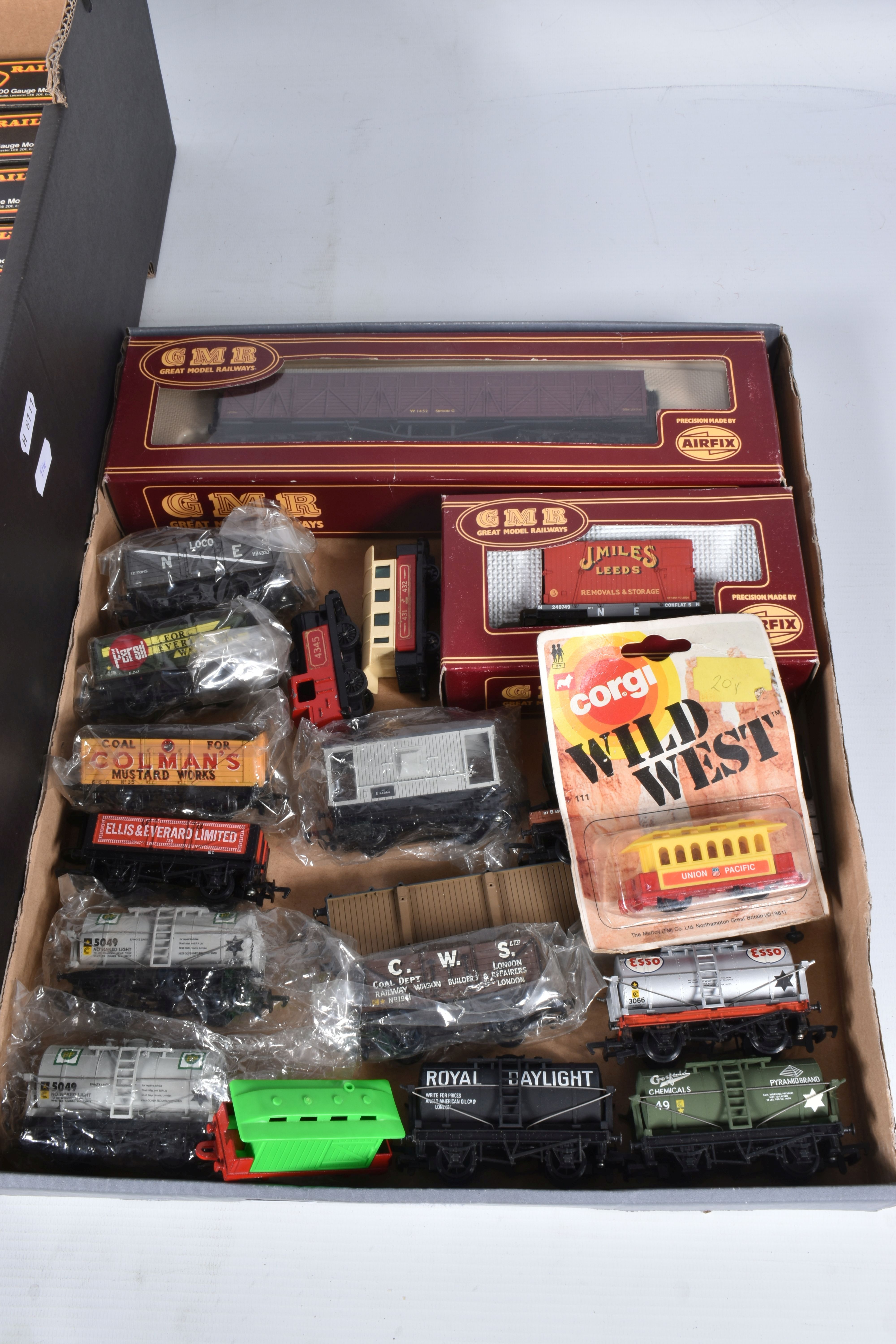 A QUANTITY OF BOXED AND UNBOXED MAINLINE RAILWAYS AND AIRFIX GMR OO GAUGE FREIGHT ROLLING STOCK, - Image 2 of 12