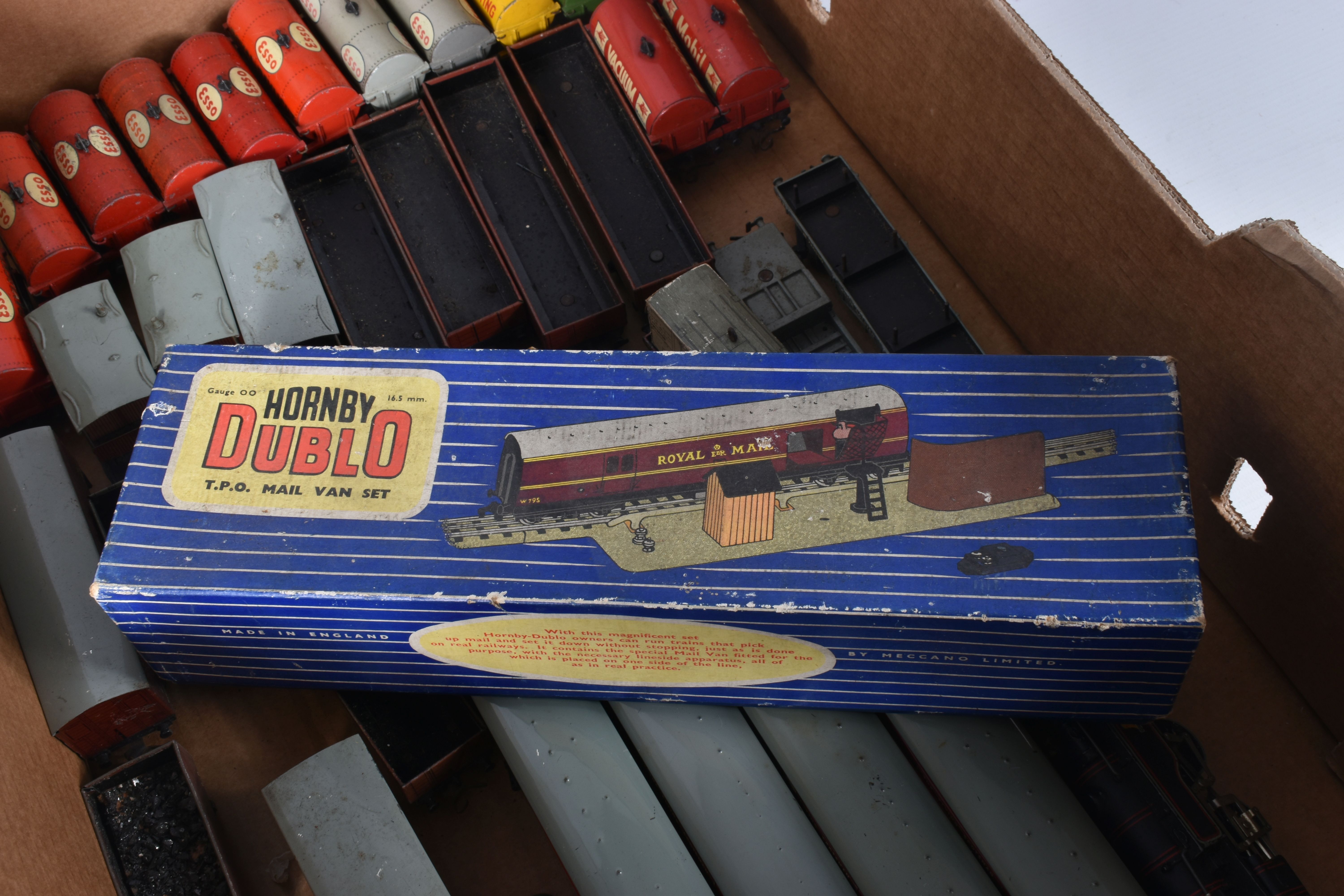 A QUANTITY OF UNBOXED AND ASSORTED HORNBY DUBLO MODEL RAILWAY ITEMS, to include class 4MT Tank - Image 5 of 6