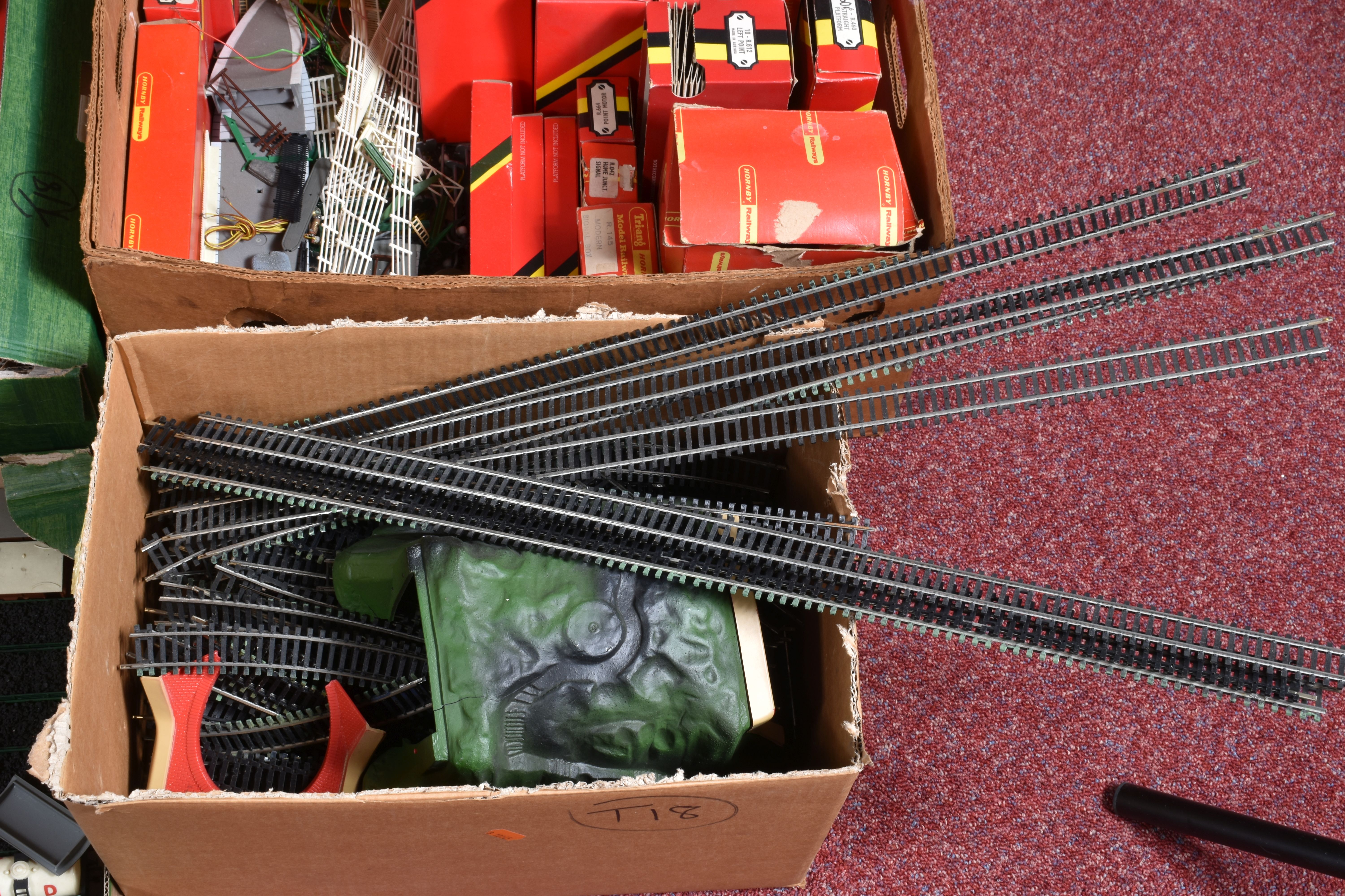 A QUANTITY OF BOXED AND UNBOXED OO GAUGE ROLLING STOCK, LINESIDE ACCESSORIES AND TRACK, mainly Tri- - Image 6 of 6