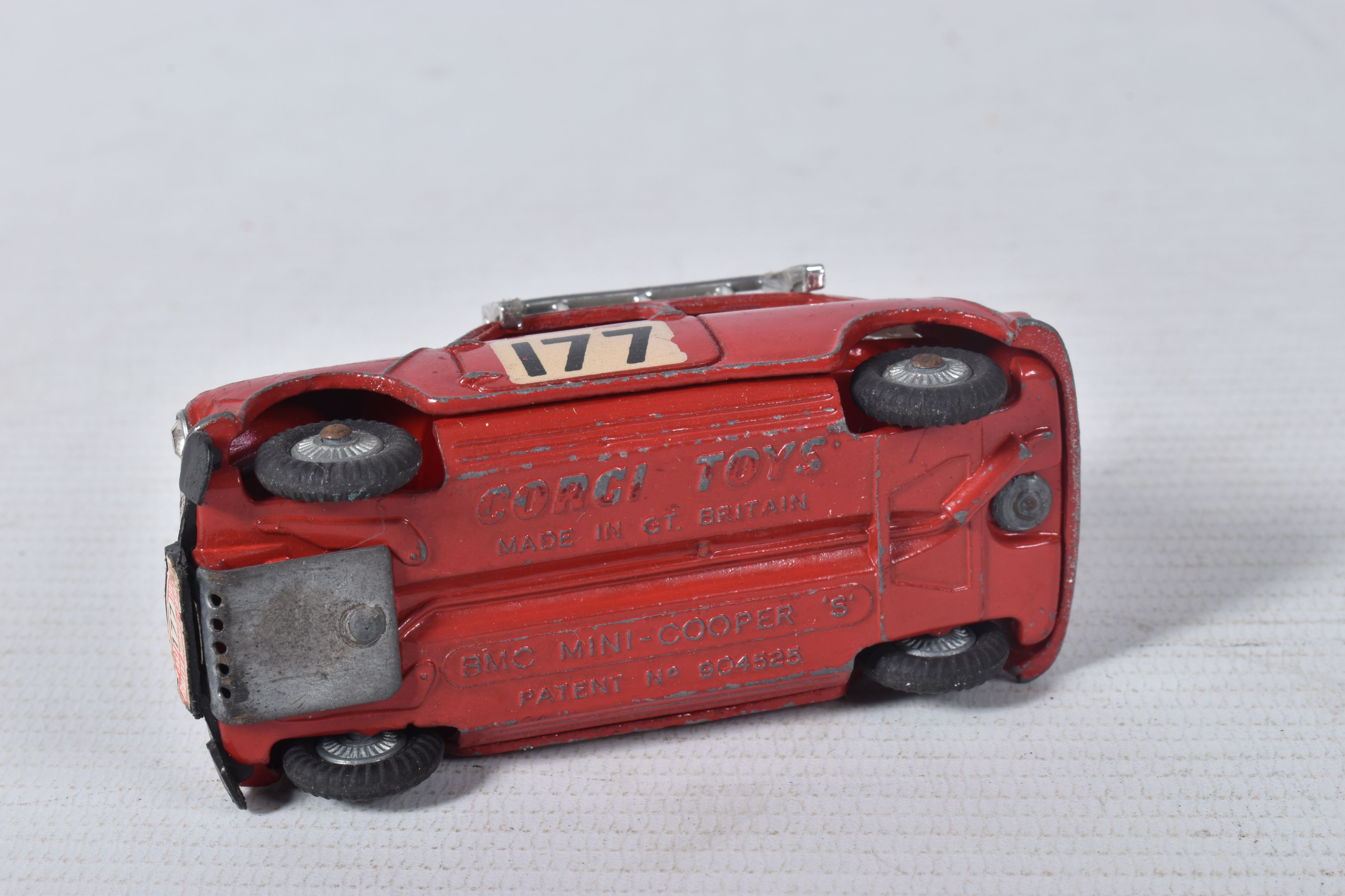 A QUANTITY OF UNBOXED AND ASSORTED PLAYWORN DIECAST VEHICLES, to include Corgi Toys Mini Cooper S - Image 7 of 9