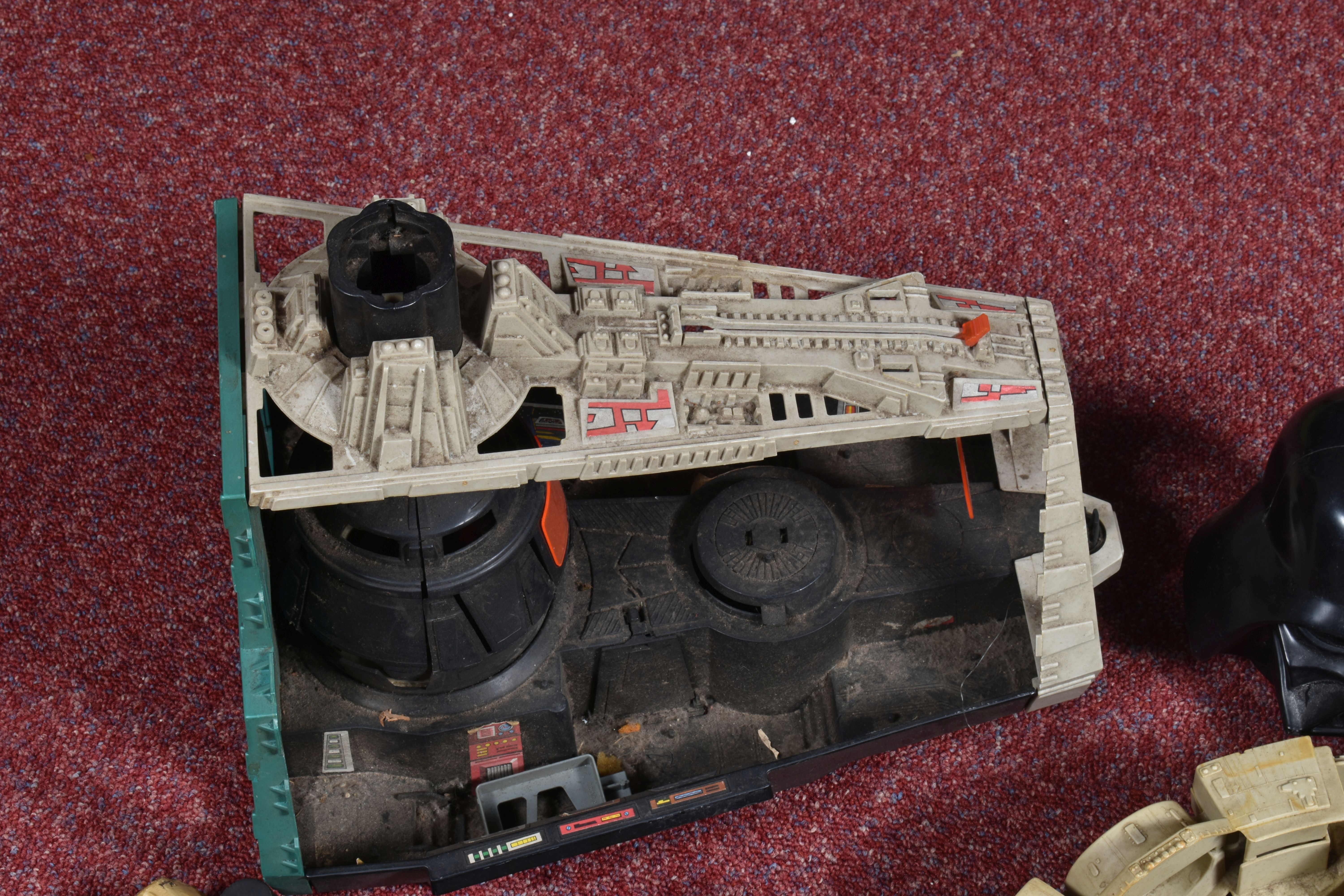 A COLLECTION OF VINTAGE PLAYWORN STAR WARS FIGURES, PLAYSETS, MODEL GUN ETC, figures to include - Image 3 of 7