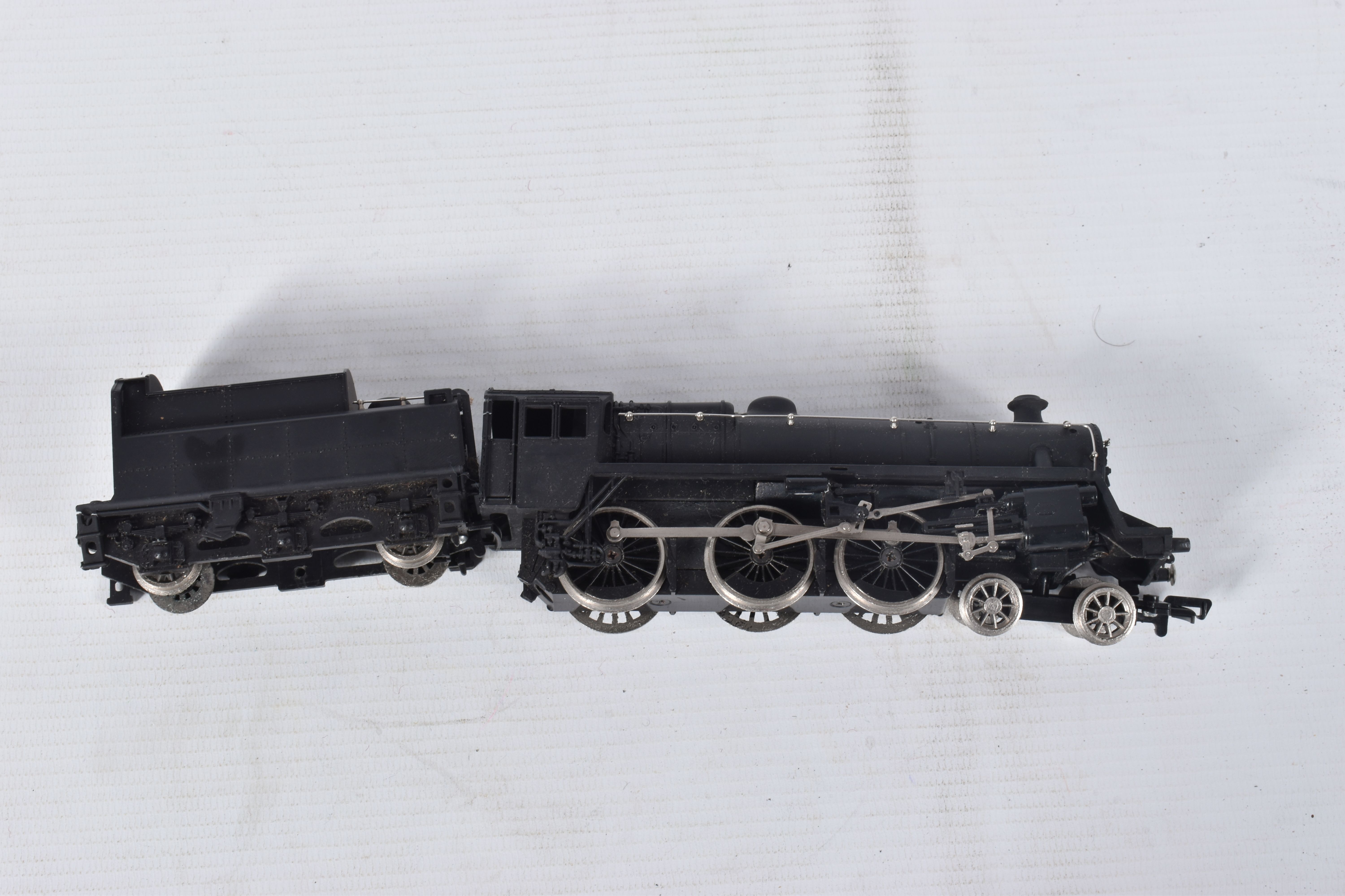 AN UNBOXED MAINLINE OO GAUGE CLASS 45 PEAK LOCOMOTIVE WITH UNPAINTED GREY PLASTIC BODY, possibly one - Image 8 of 8