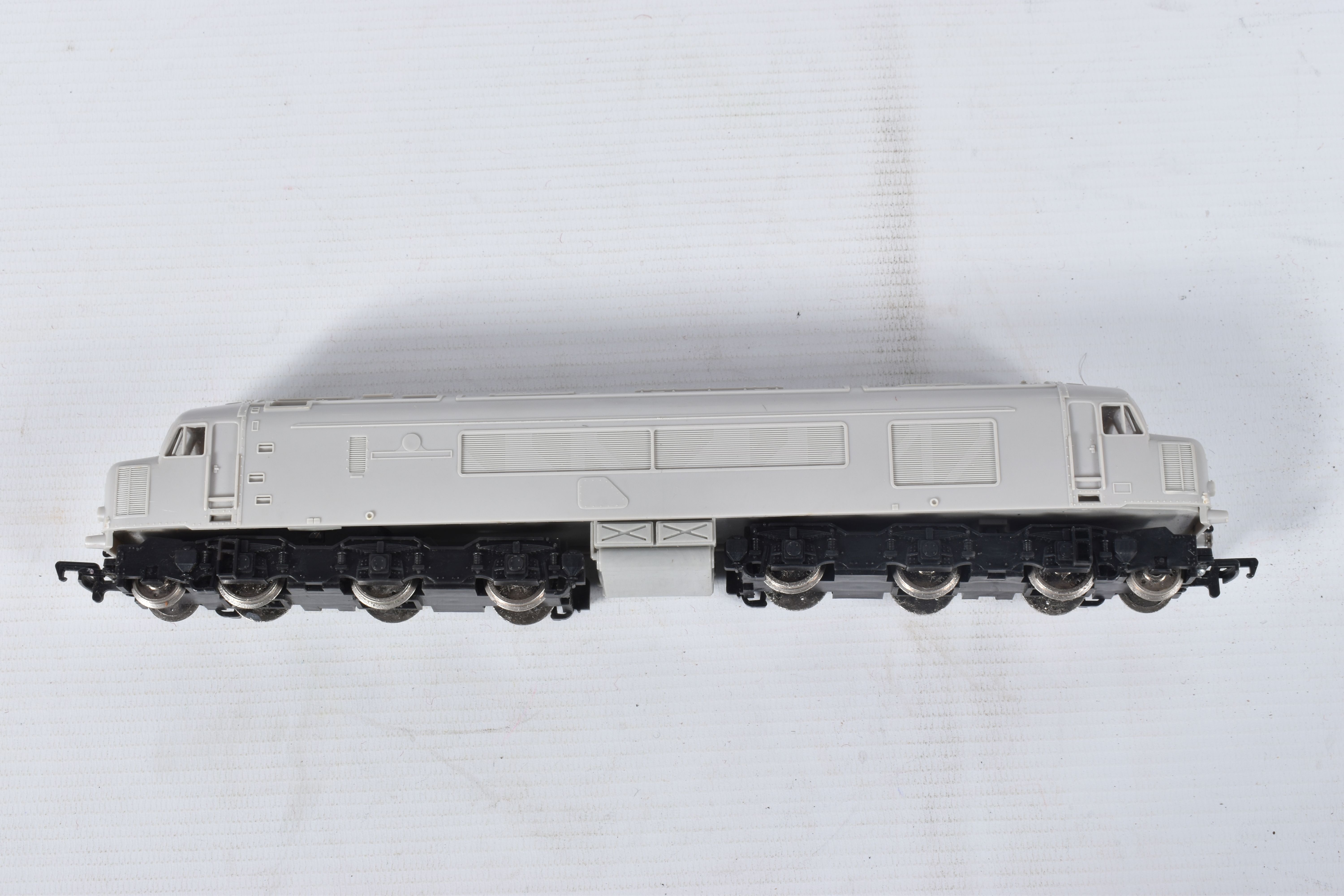 AN UNBOXED MAINLINE OO GAUGE CLASS 45 PEAK LOCOMOTIVE WITH UNPAINTED GREY PLASTIC BODY, possibly one - Image 6 of 8