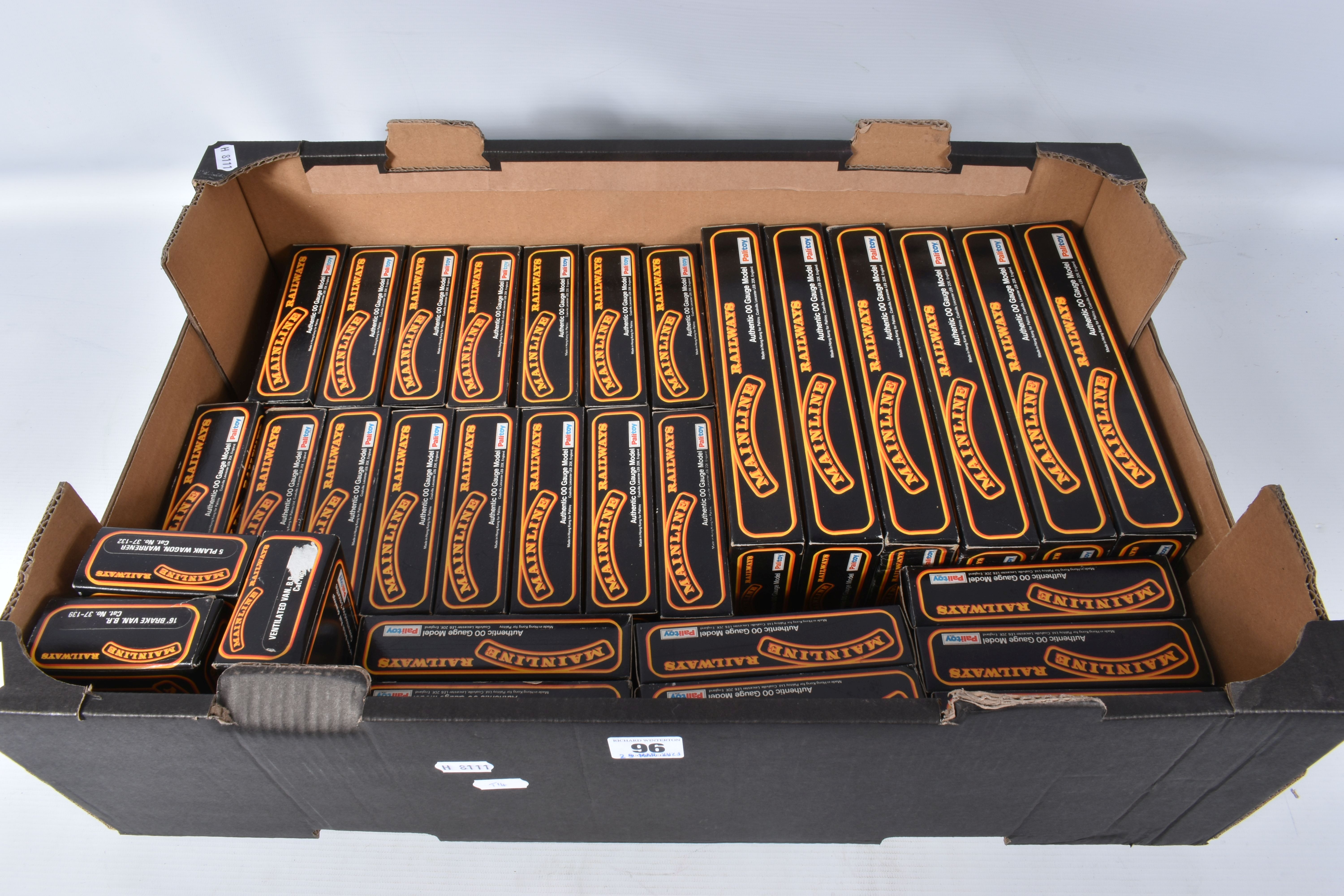 A QUANTITY OF BOXED AND UNBOXED MAINLINE RAILWAYS AND AIRFIX GMR OO GAUGE FREIGHT ROLLING STOCK, - Image 3 of 12