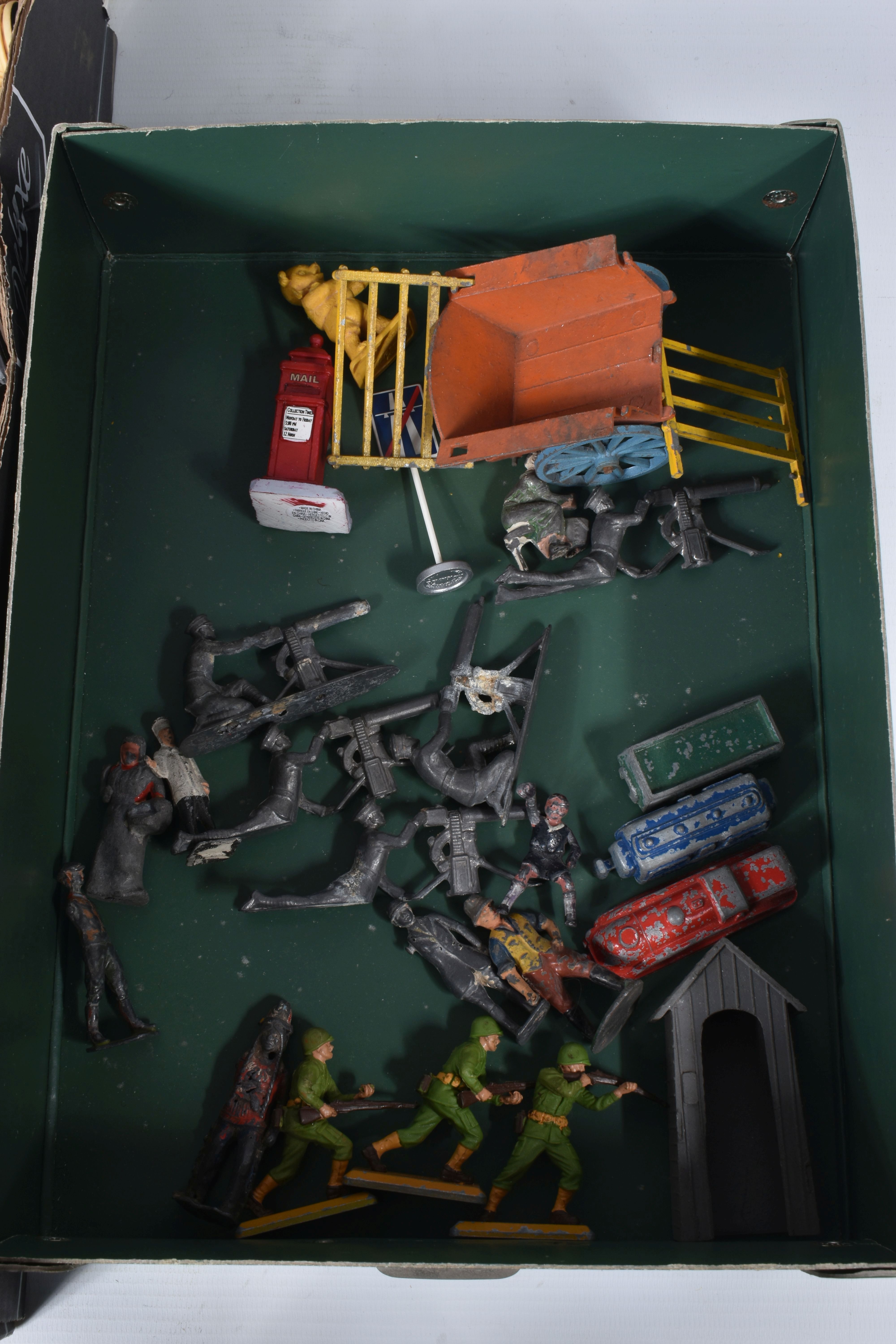 A QUANTITY OF UNBOXED AND ASSORTED HOLLOWCAST LEAD AND PLASTIC FIGURES, assorted soldiers, - Image 5 of 5