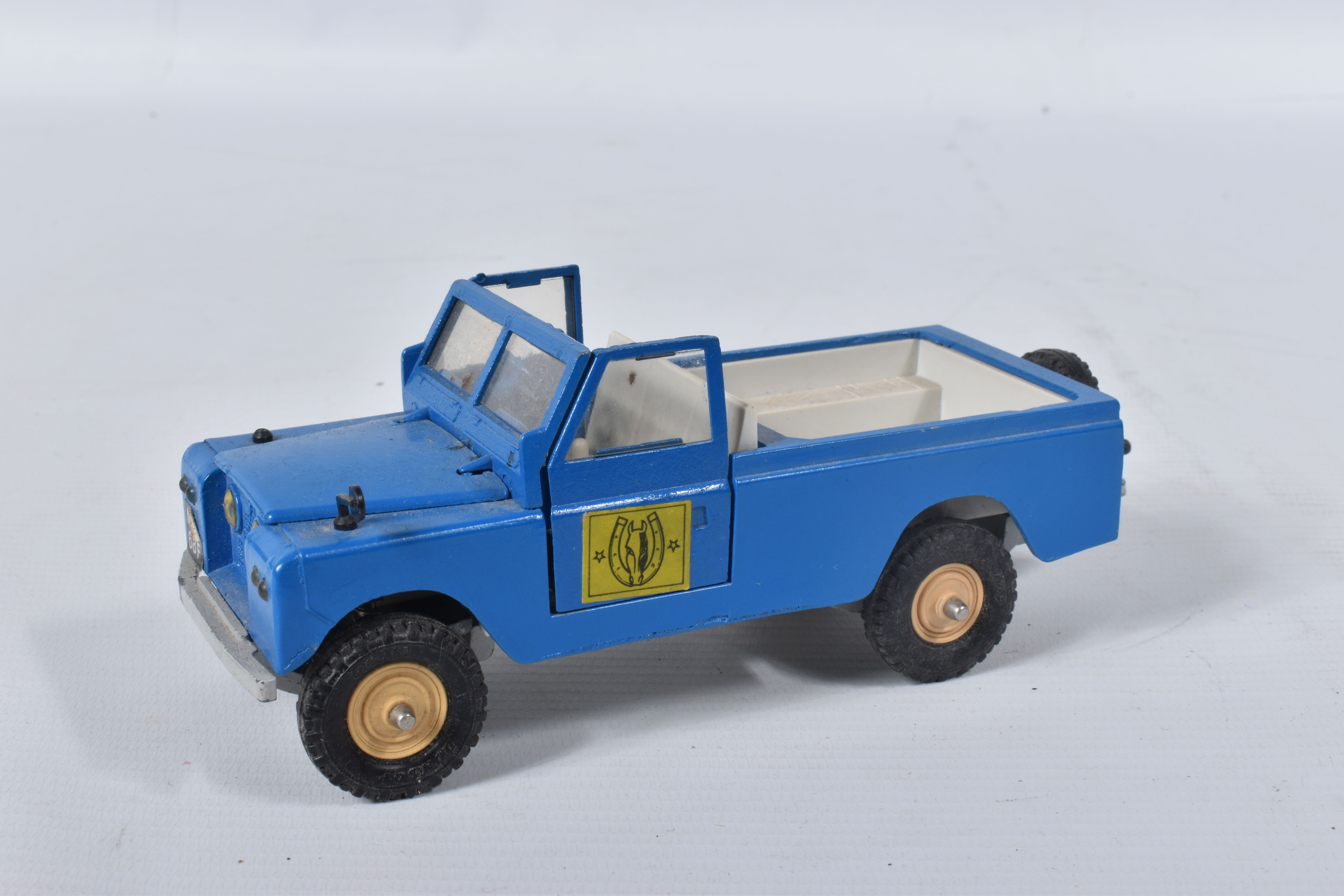 A BOXED BRITAINS LAND ROVER, HORSE BOX AND HUNTER HORSE, No.9575, playworn condition with some paint - Image 3 of 10