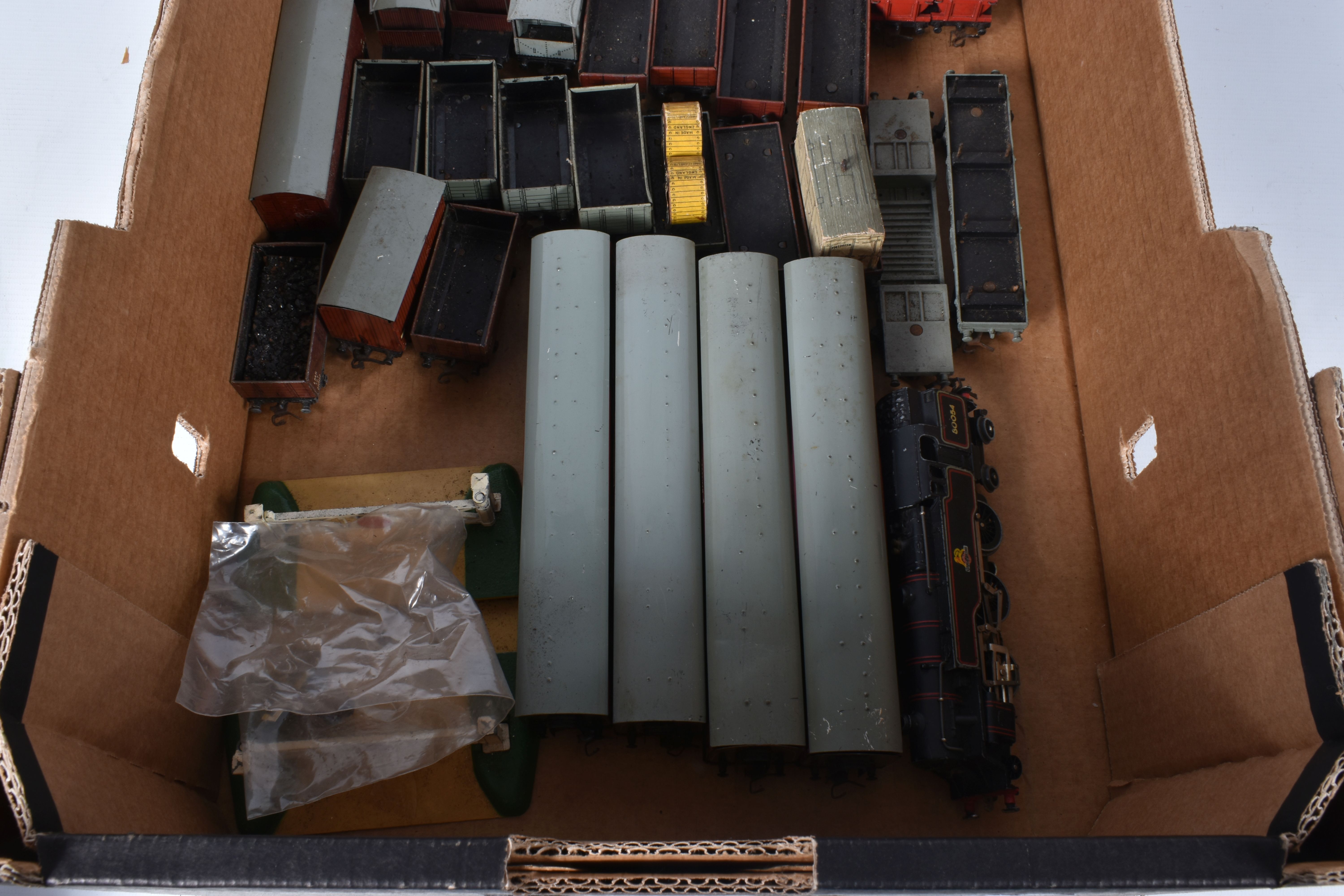 A QUANTITY OF UNBOXED AND ASSORTED HORNBY DUBLO MODEL RAILWAY ITEMS, to include class 4MT Tank - Image 4 of 6