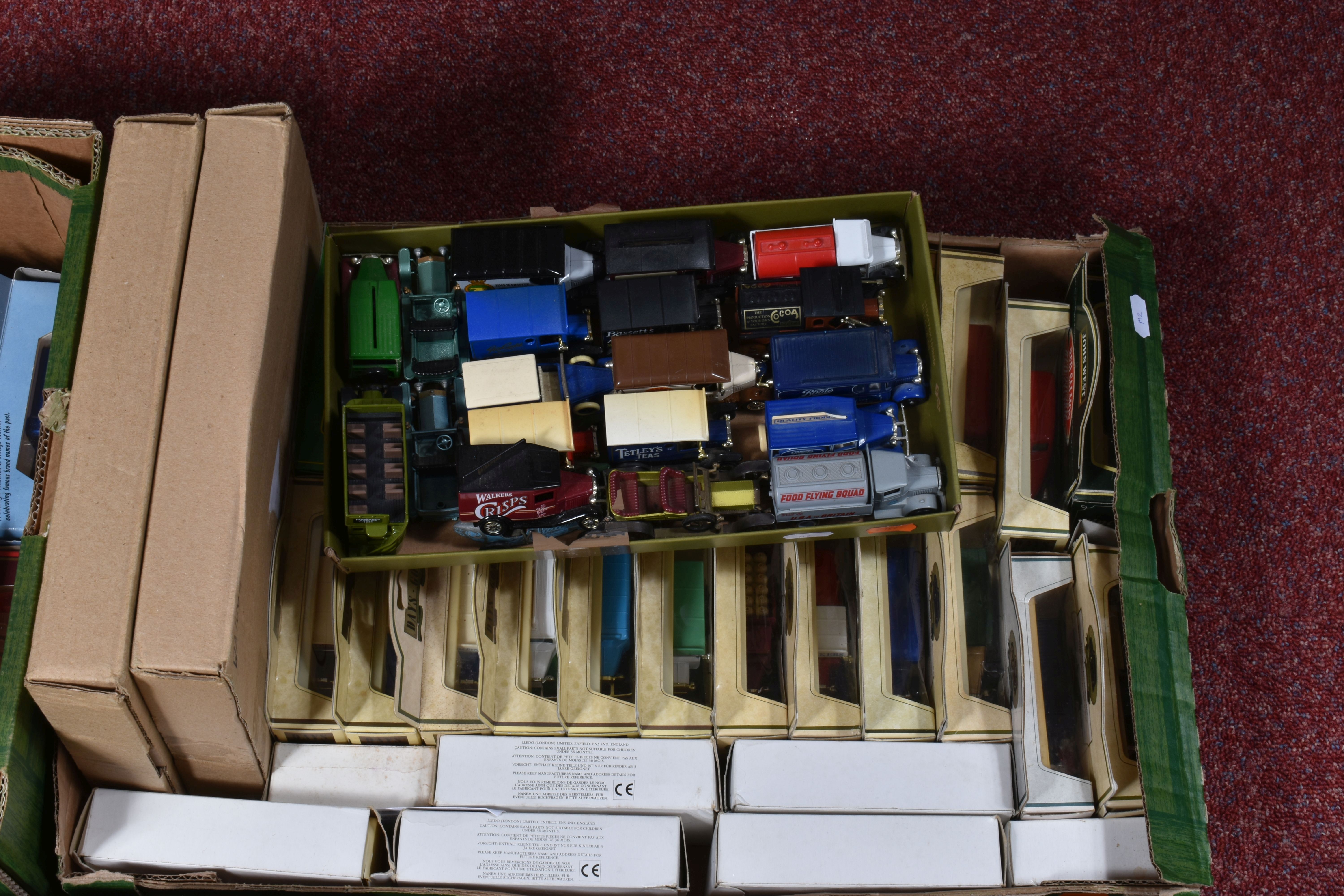 A QUANTITY OF BOXED AND UNBOXED MODERN DIECAST VEHICLES, to include Lledo 'Days Gone', ' - Image 8 of 8