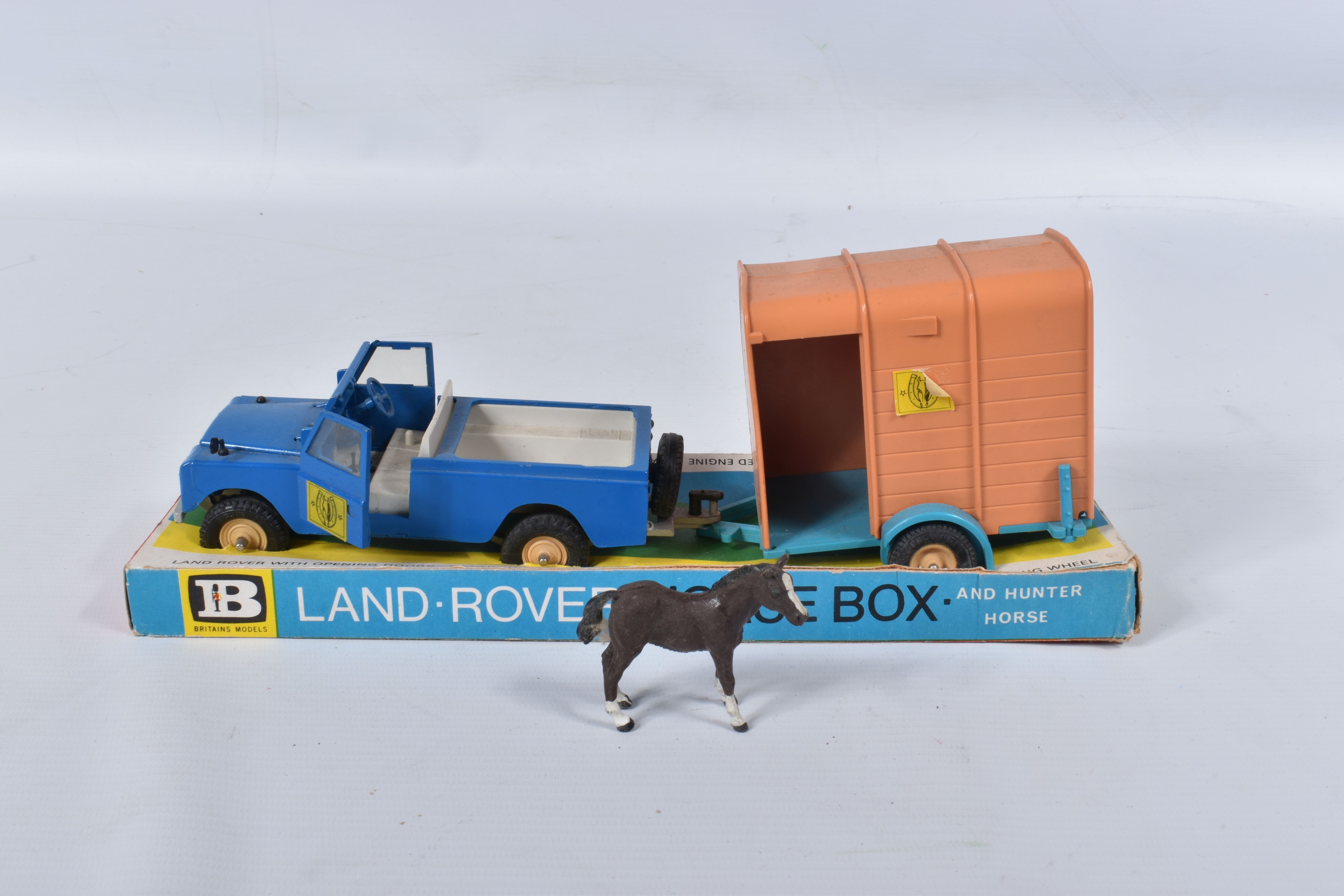 A BOXED BRITAINS LAND ROVER, HORSE BOX AND HUNTER HORSE, No.9575, playworn condition with some paint - Image 2 of 10