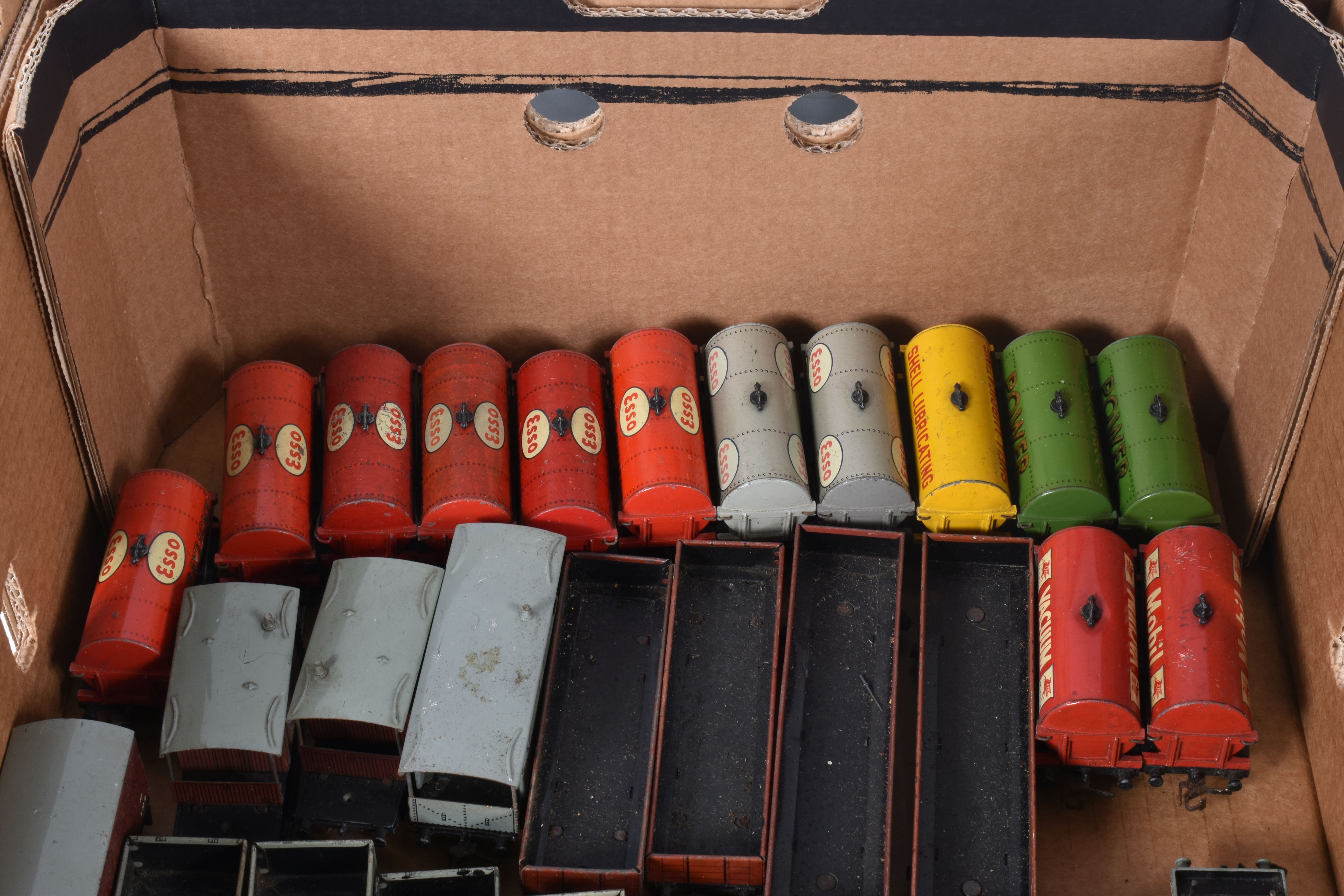 A QUANTITY OF UNBOXED AND ASSORTED HORNBY DUBLO MODEL RAILWAY ITEMS, to include class 4MT Tank - Image 2 of 6