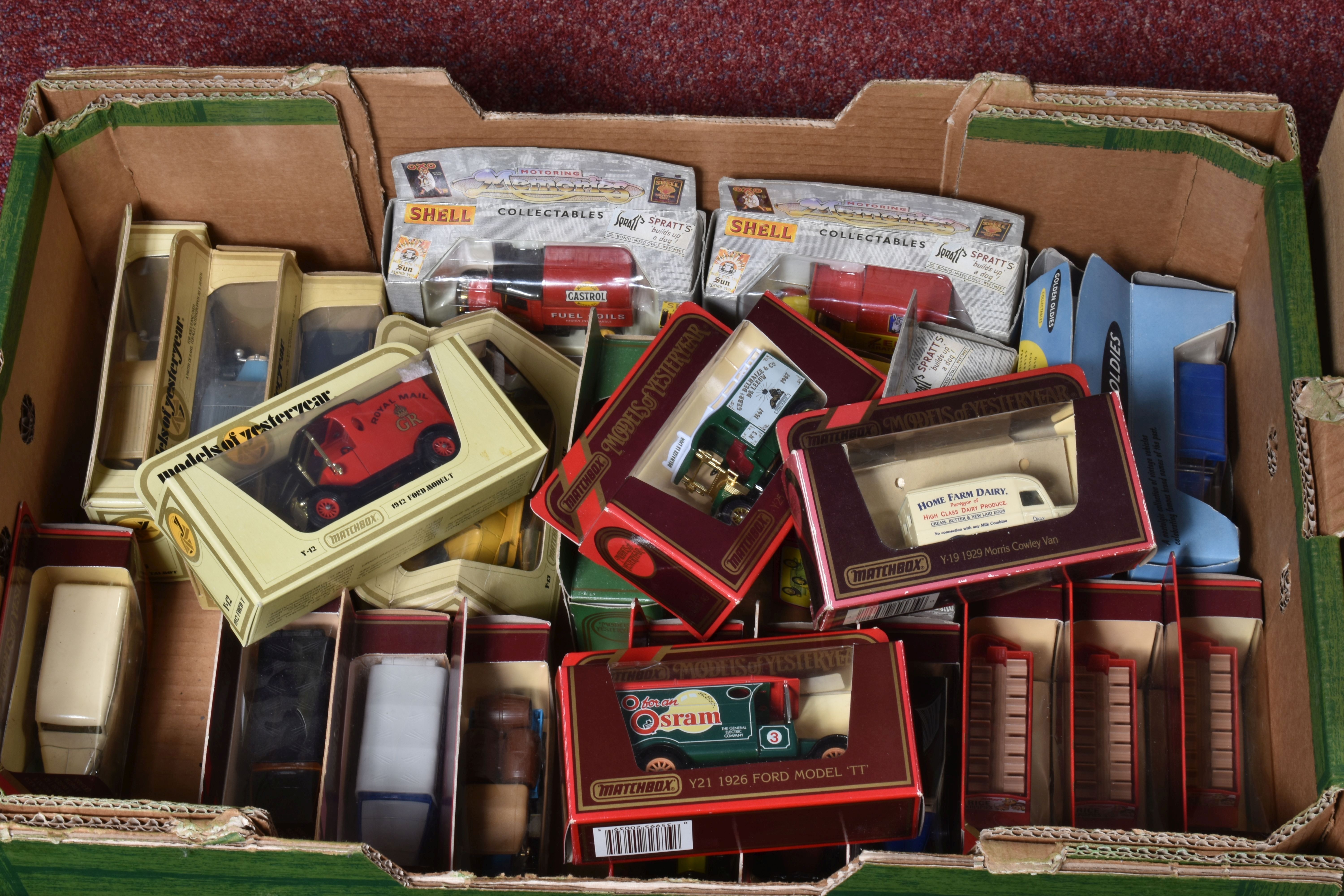 A QUANTITY OF BOXED AND UNBOXED MODERN DIECAST VEHICLES, to include Lledo 'Days Gone', ' - Image 3 of 8