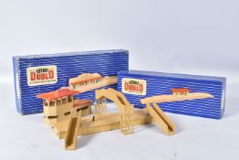 A QUANTITY OF BOXED AND UNBOXED HORNBY DUBLO LINESIDE BUILDINGS, to include boxed D1 Through