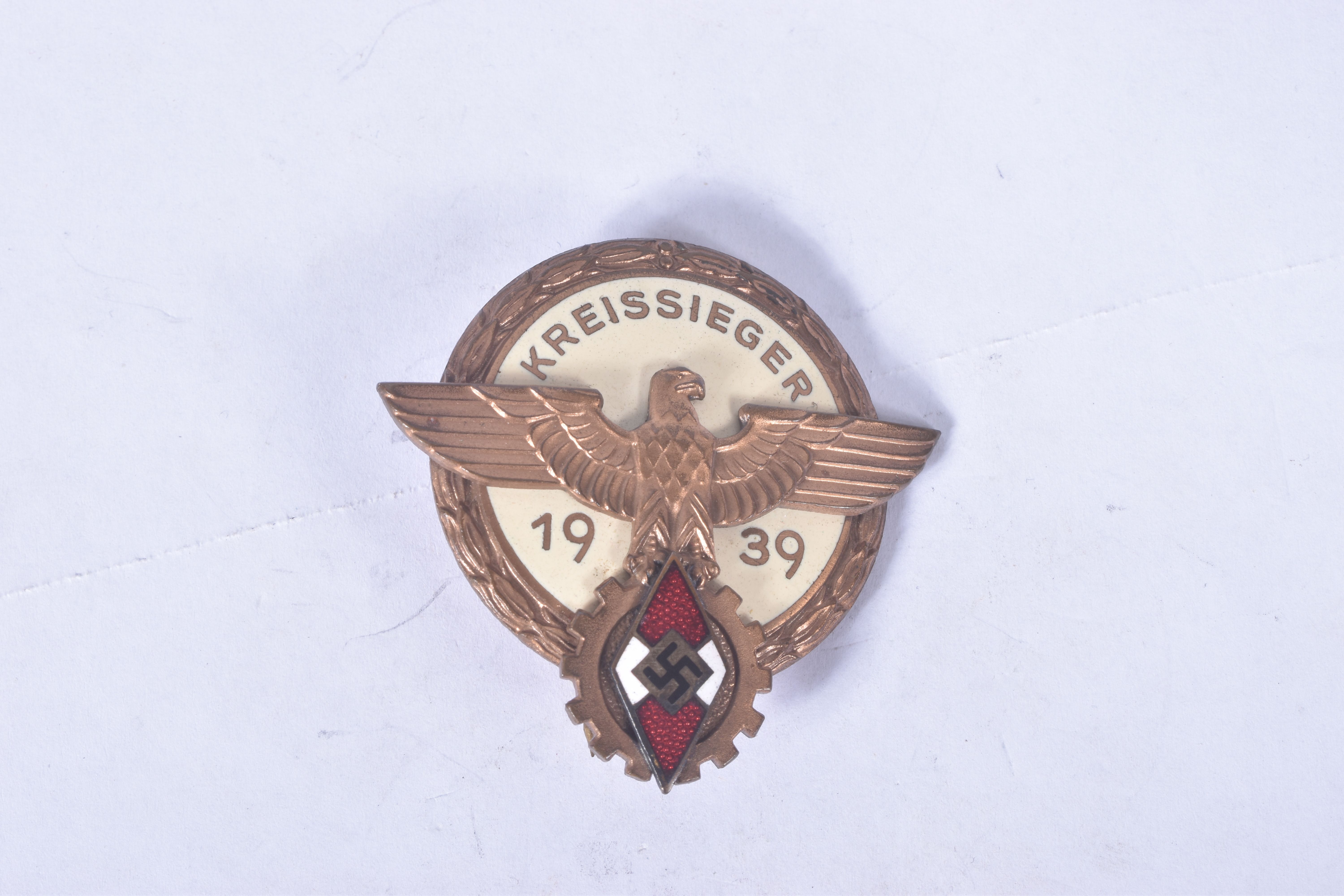 A GERMAN WWII ERA HJ KREISSEGER VADGE, it is maker marked on the reverse H AURICH DRESDEN AIG, the - Image 2 of 4