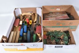 A QUANTITY OF UNBOXED AND ASSORTED OO GAUGE MODEL RAILWAY ITEMS, to include repainted Hornby Dublo