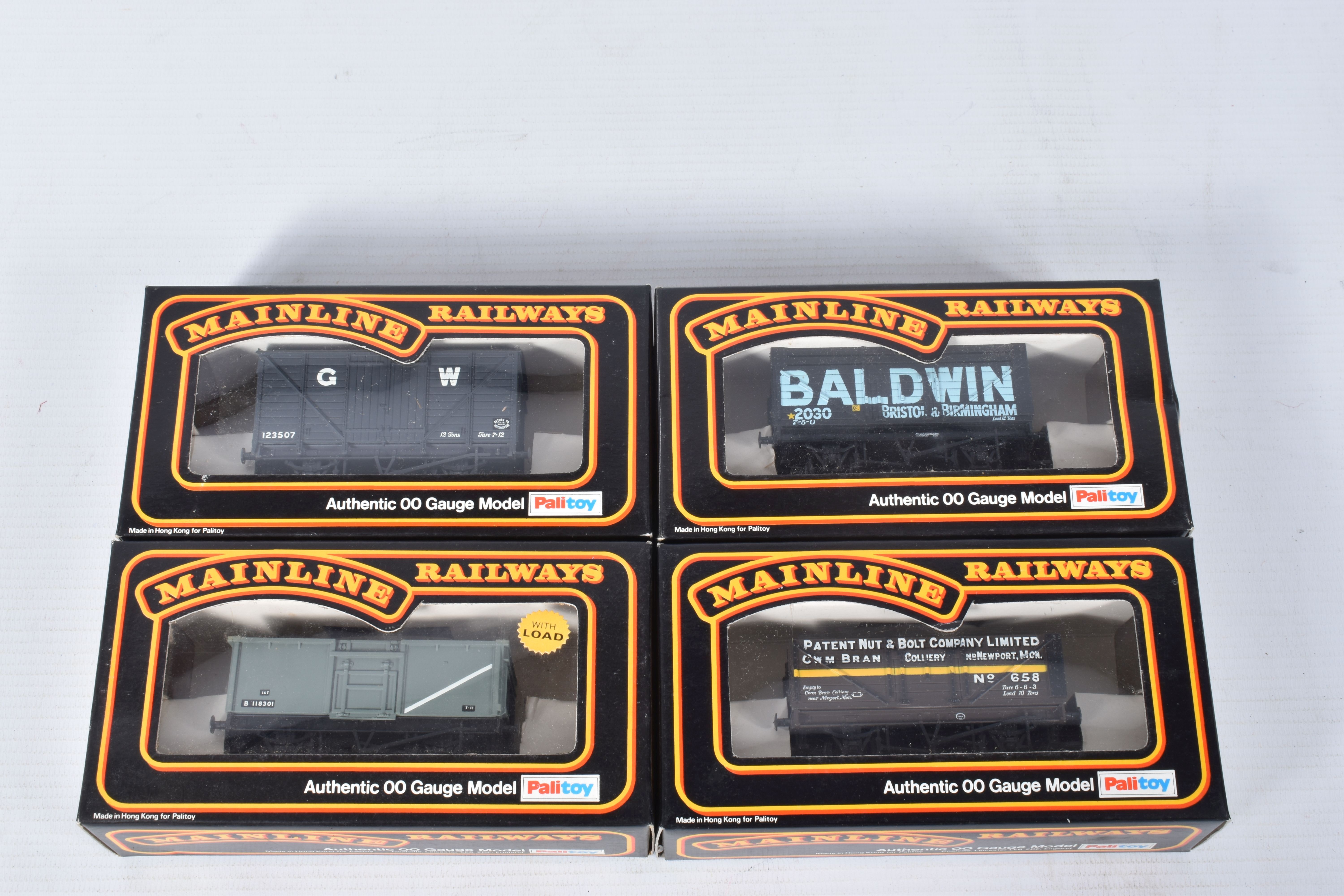 A QUANTITY OF BOXED AND UNBOXED MAINLINE RAILWAYS AND AIRFIX GMR OO GAUGE FREIGHT ROLLING STOCK, - Image 7 of 12