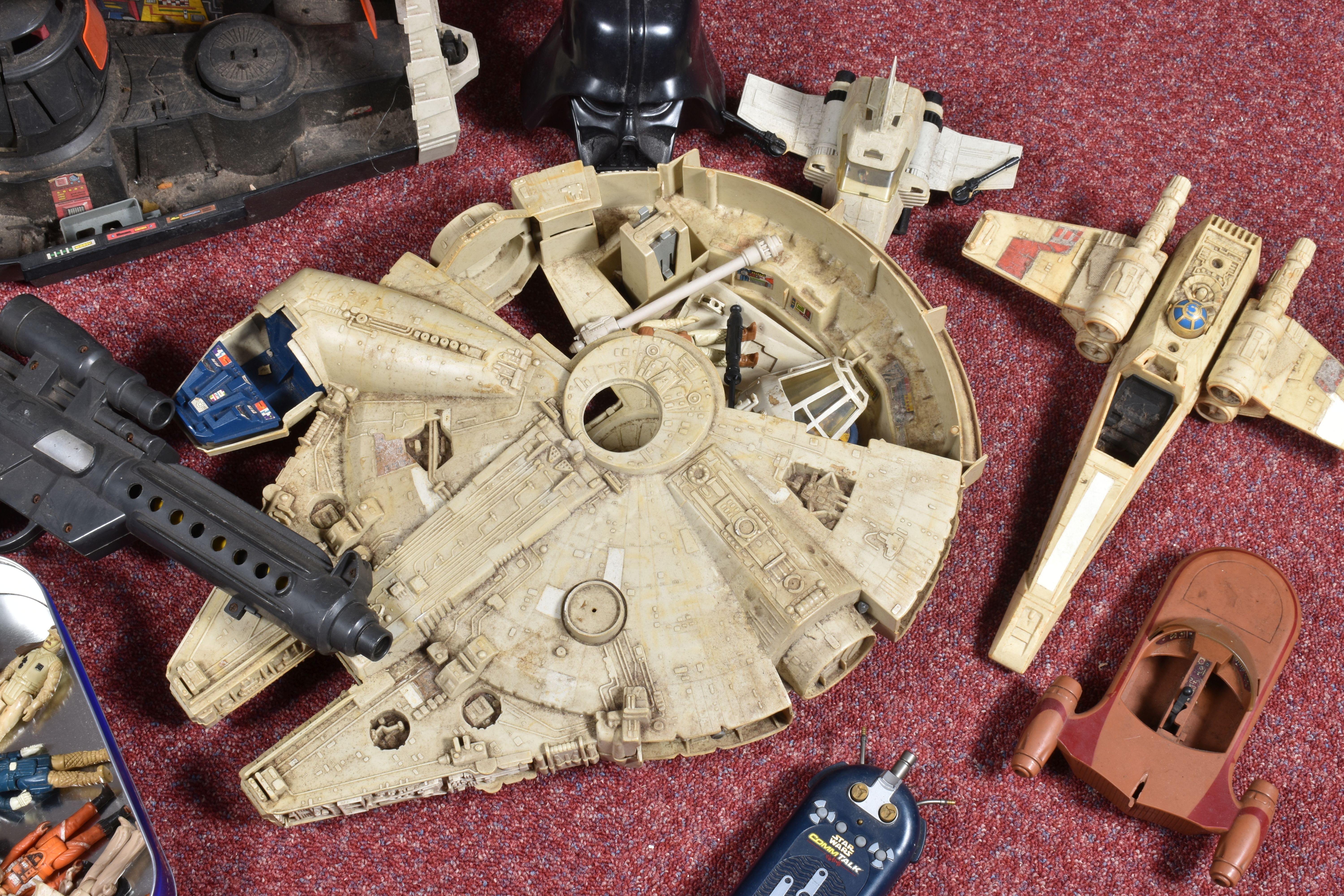 A COLLECTION OF VINTAGE PLAYWORN STAR WARS FIGURES, PLAYSETS, MODEL GUN ETC, figures to include - Image 6 of 7
