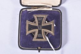A FIRST CLASS 1914 GERMAN IRON CROSS IN A FITTED CASE, this cross has a screw back fastener and