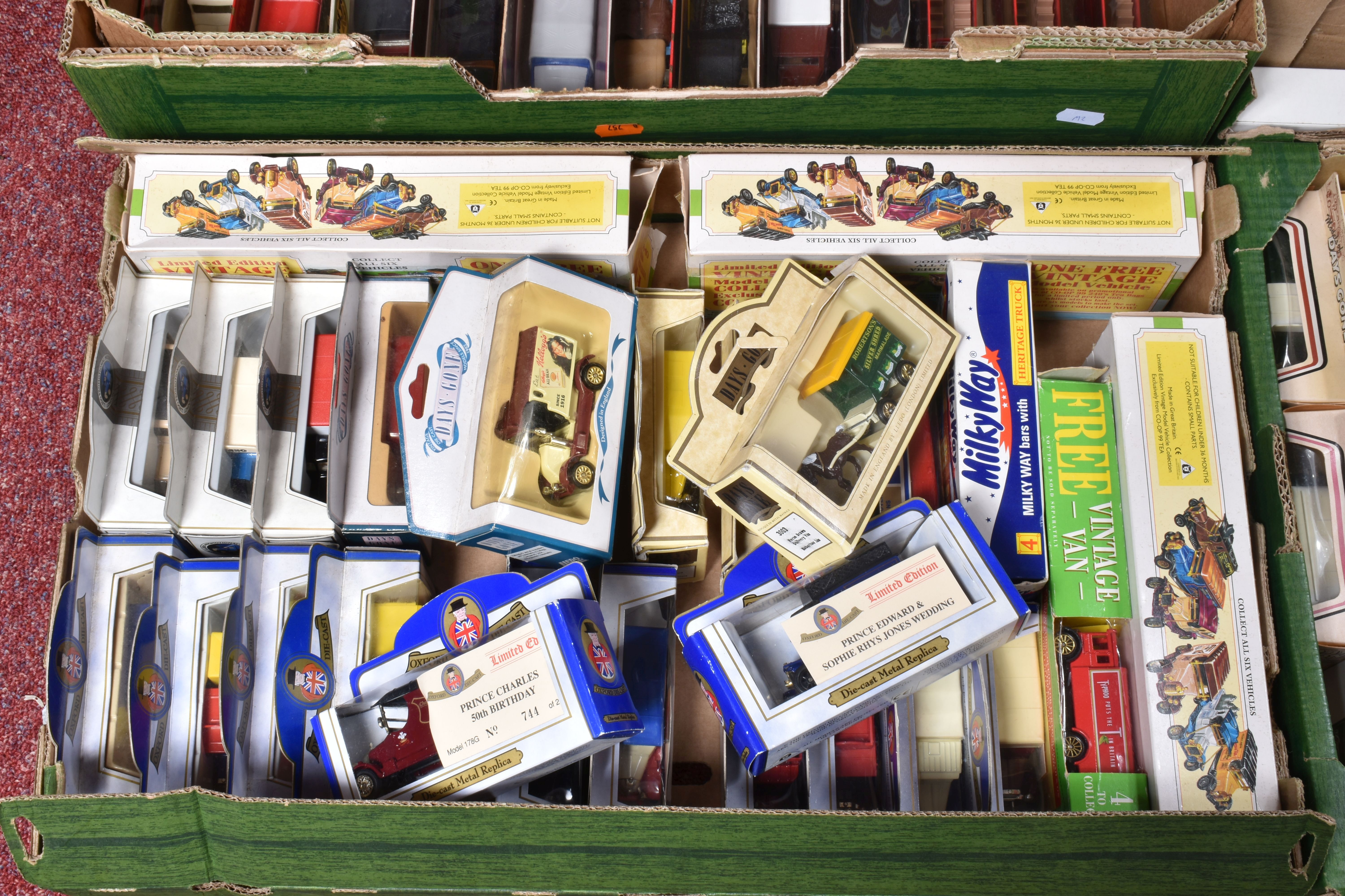 A QUANTITY OF BOXED AND UNBOXED MODERN DIECAST VEHICLES, to include Lledo 'Days Gone', ' - Image 5 of 8