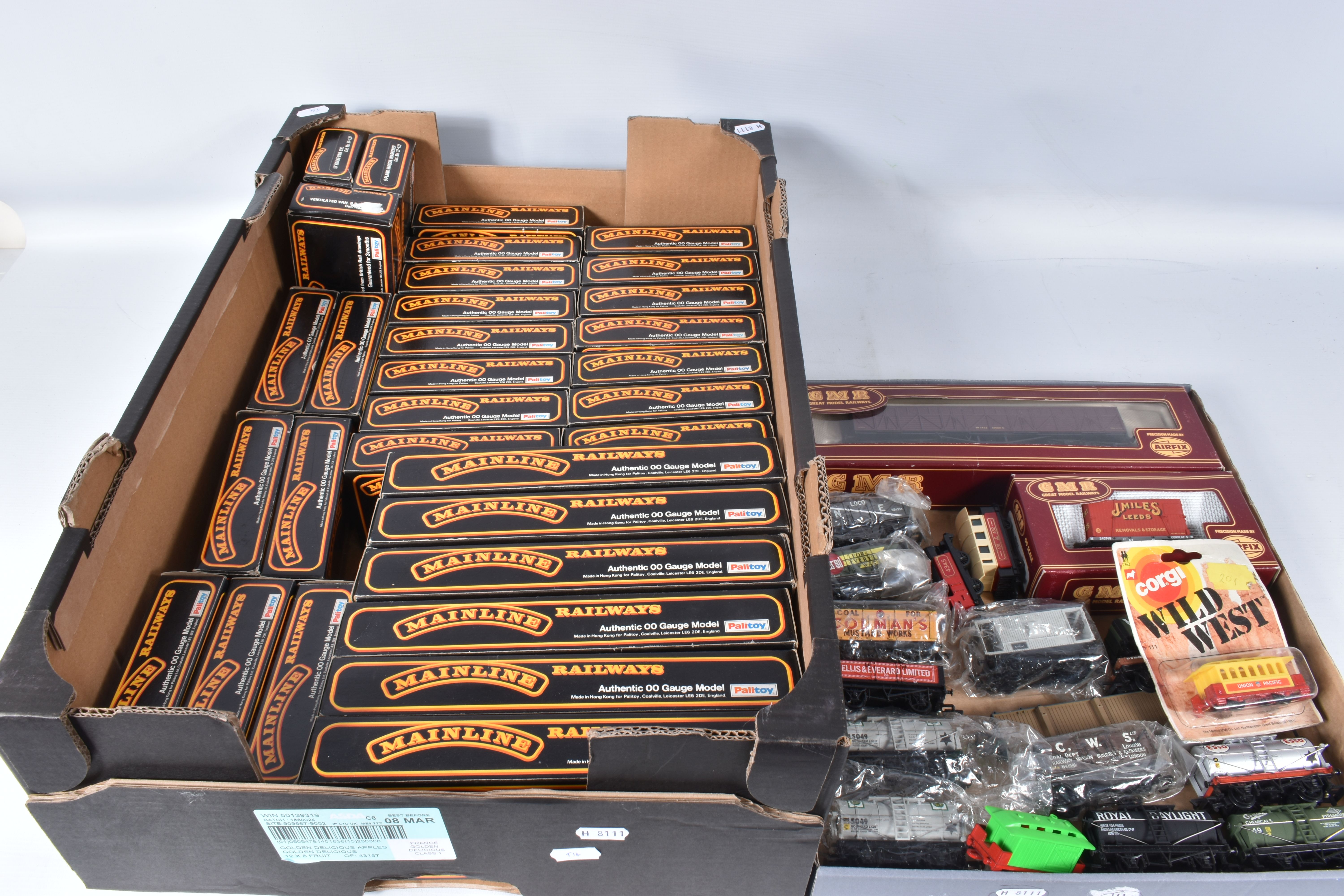 A QUANTITY OF BOXED AND UNBOXED MAINLINE RAILWAYS AND AIRFIX GMR OO GAUGE FREIGHT ROLLING STOCK,