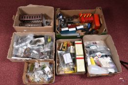 A QUANTITY OF BOXED AND UNBOXED MODEL RAILWAY ITEMS, assorted OO and HO locomotives and rolling