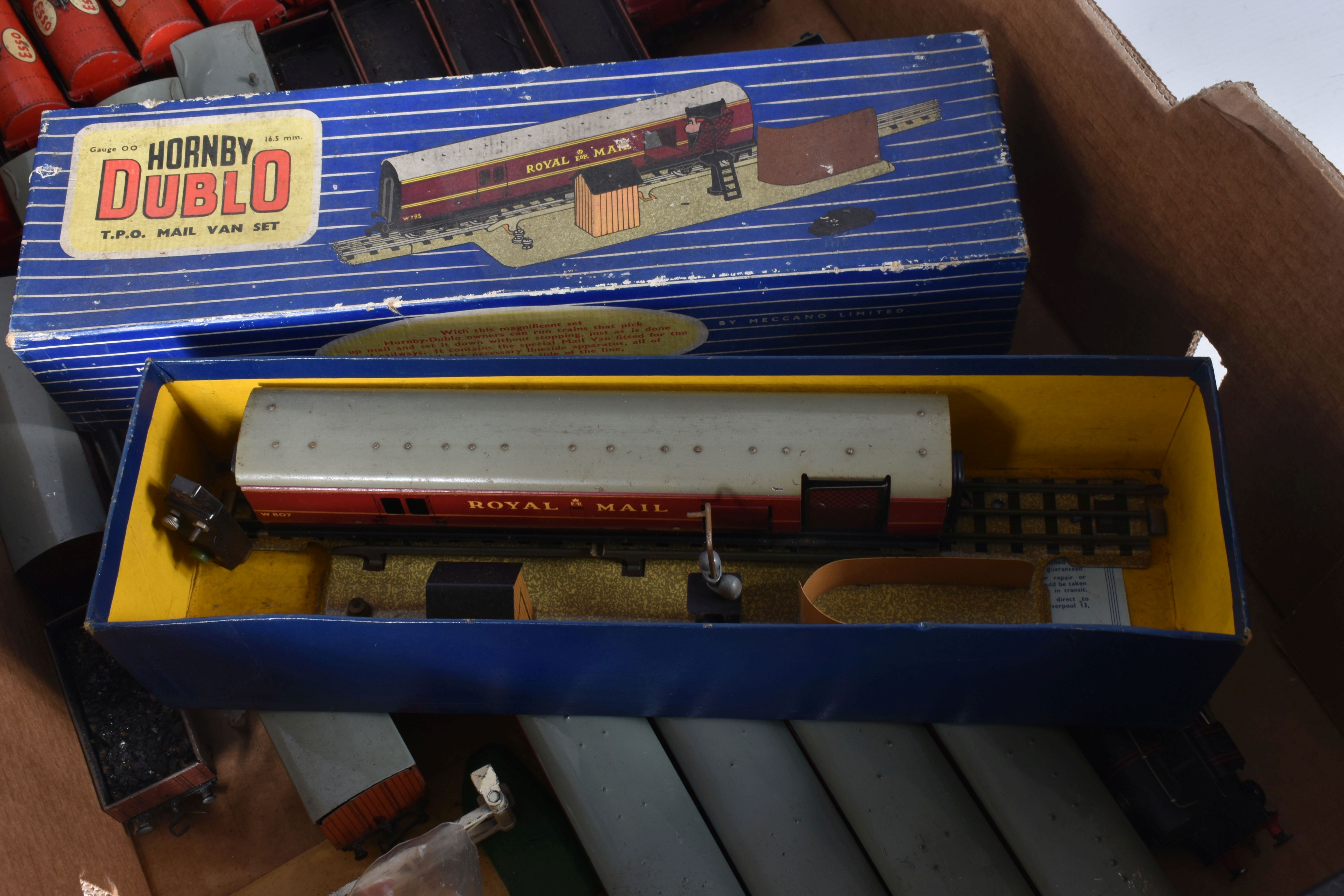 A QUANTITY OF UNBOXED AND ASSORTED HORNBY DUBLO MODEL RAILWAY ITEMS, to include class 4MT Tank - Image 6 of 6