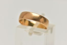 A POLISHED 18CT GOLD BAND RING, band width approximately 4.7mm, hallmarked 18ct Birmingham, ring