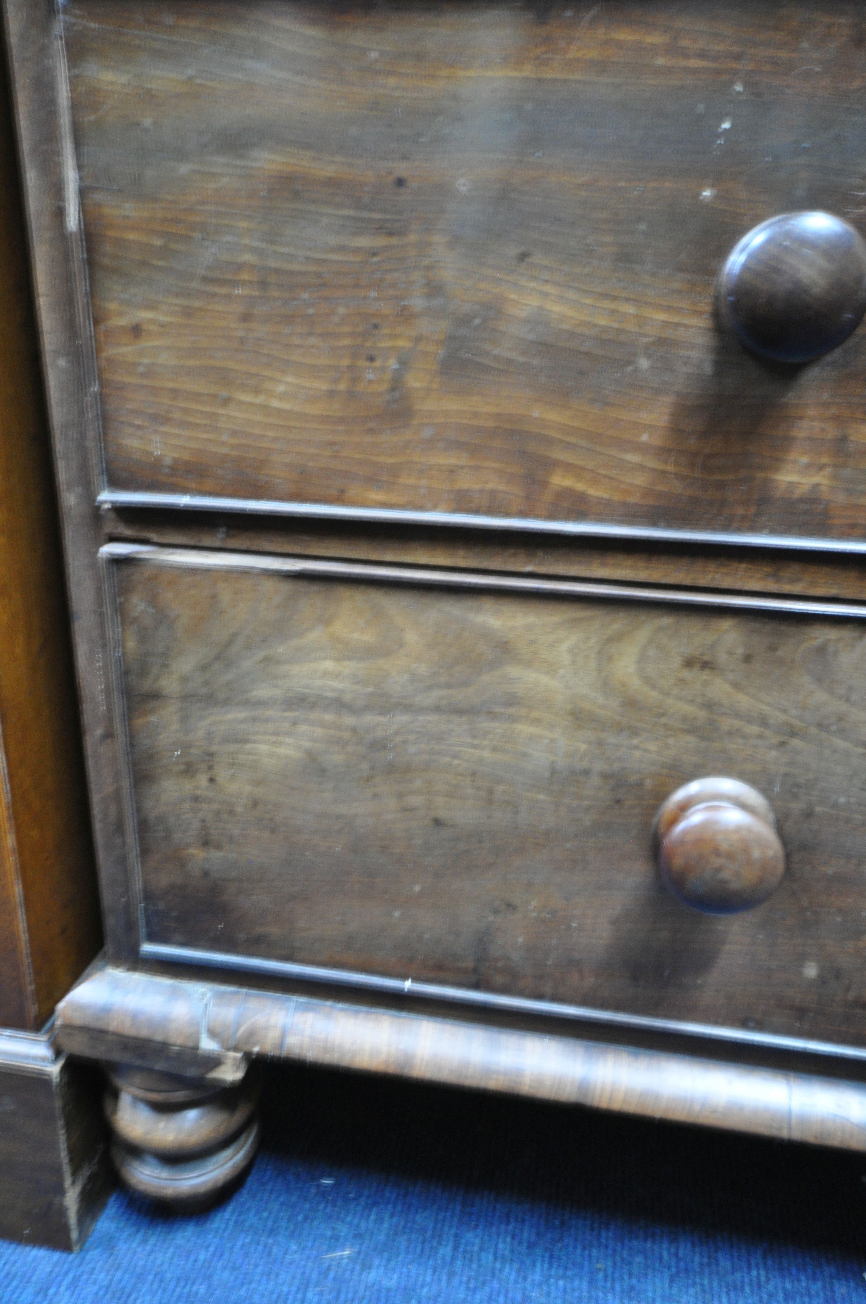 A VICTORIAN WALNUT CHEST OF FOUR LONG DRAWERS, width 123cm x depth 53cm x height 119cm (condition:- - Image 5 of 5