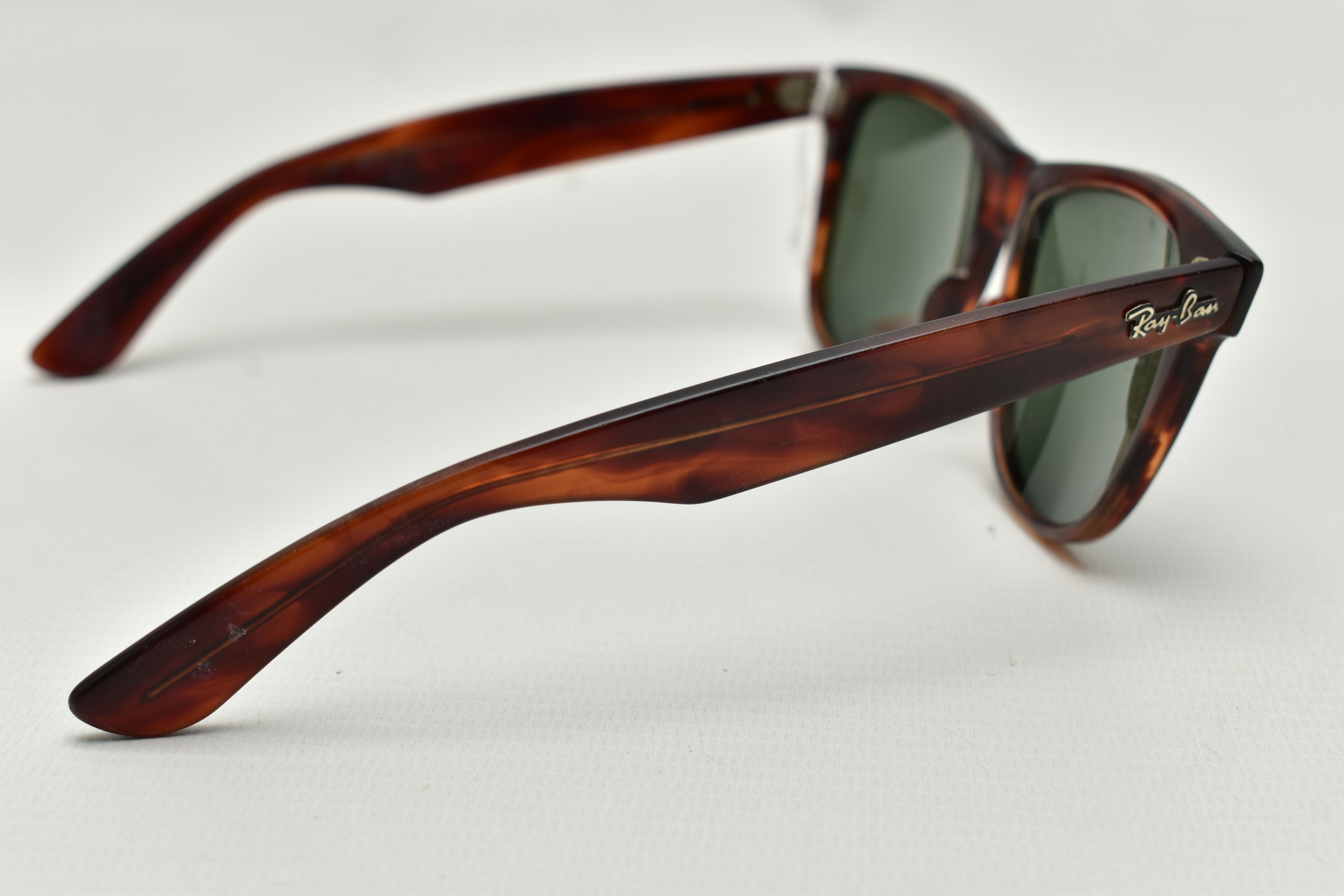 A PAIR OF 'RAY BAN' SUNGLASSES, Wayfarer sunglasses 5022 in Tortoiseshell (condition report: general - Image 2 of 6