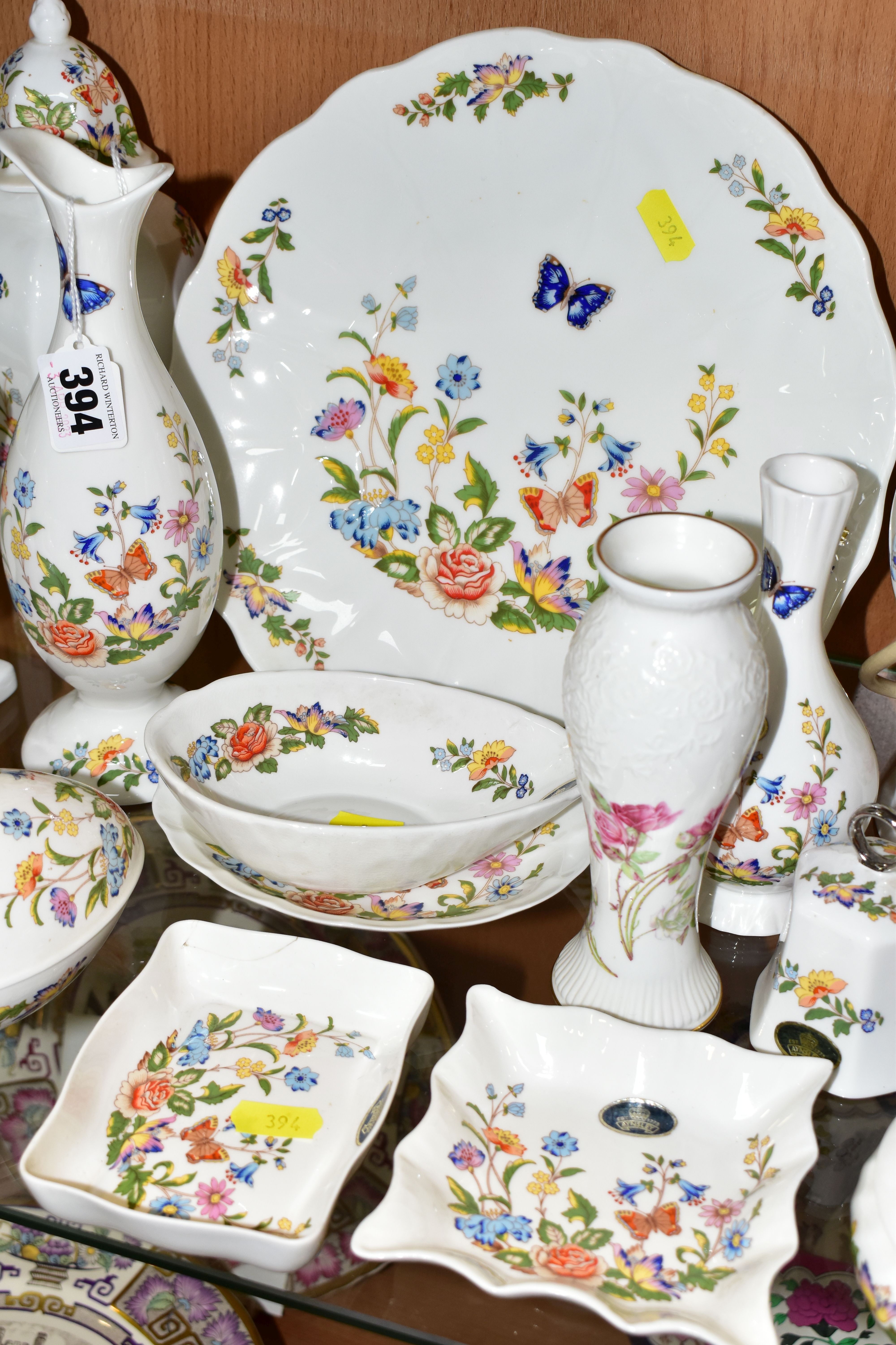 A QUANTITY OF AYNSLEY 'COTTAGE GARDEN' PATTERN GIFTWARE, comprising a table lamp, three pin - Image 4 of 6