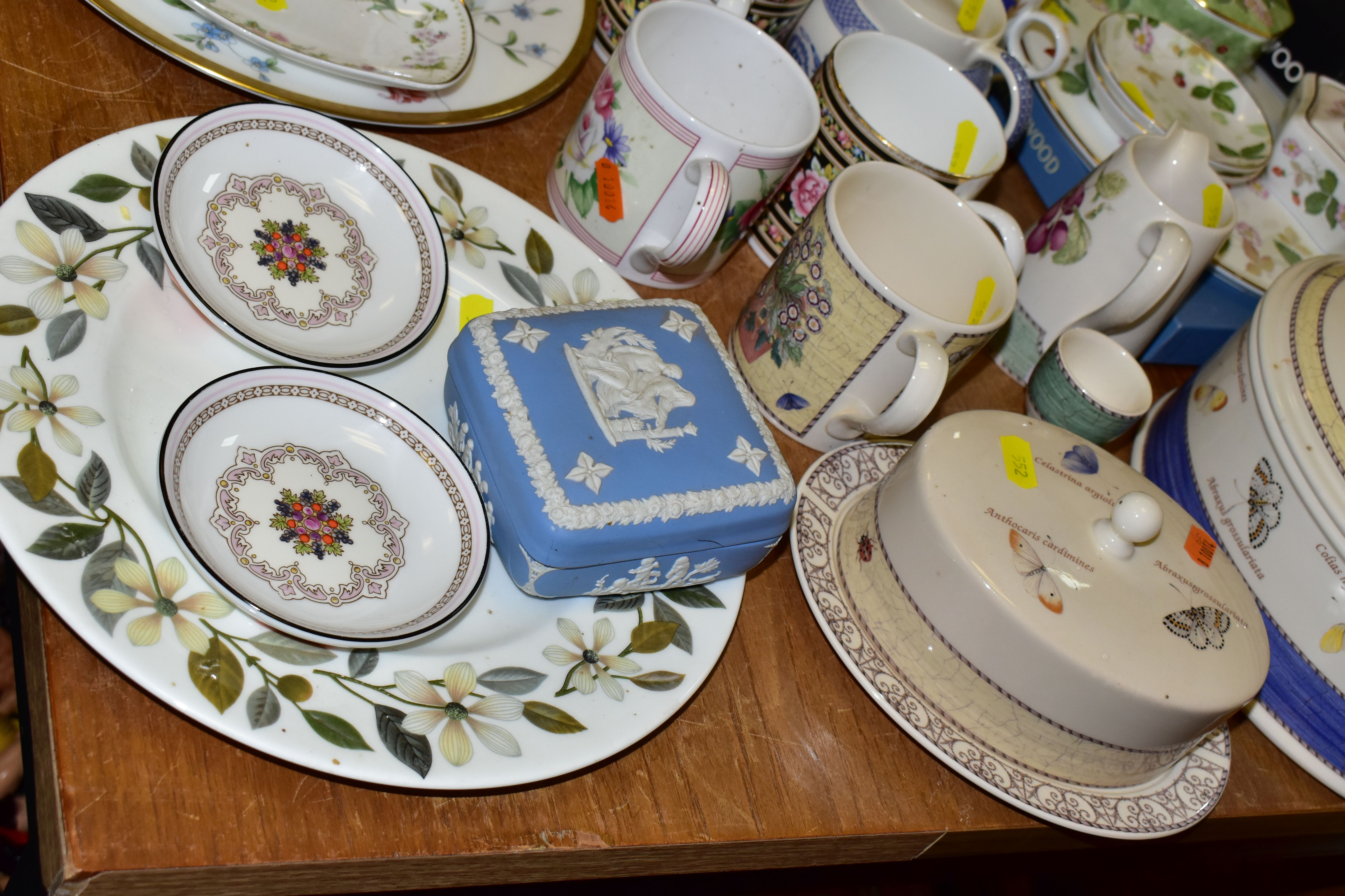 A SMALL QUANTITY OF ASSORTED WEDGWOOD BONE CHINA, QUEEN'S WARE AND JASPERWARE, ETC, including ' - Image 6 of 7