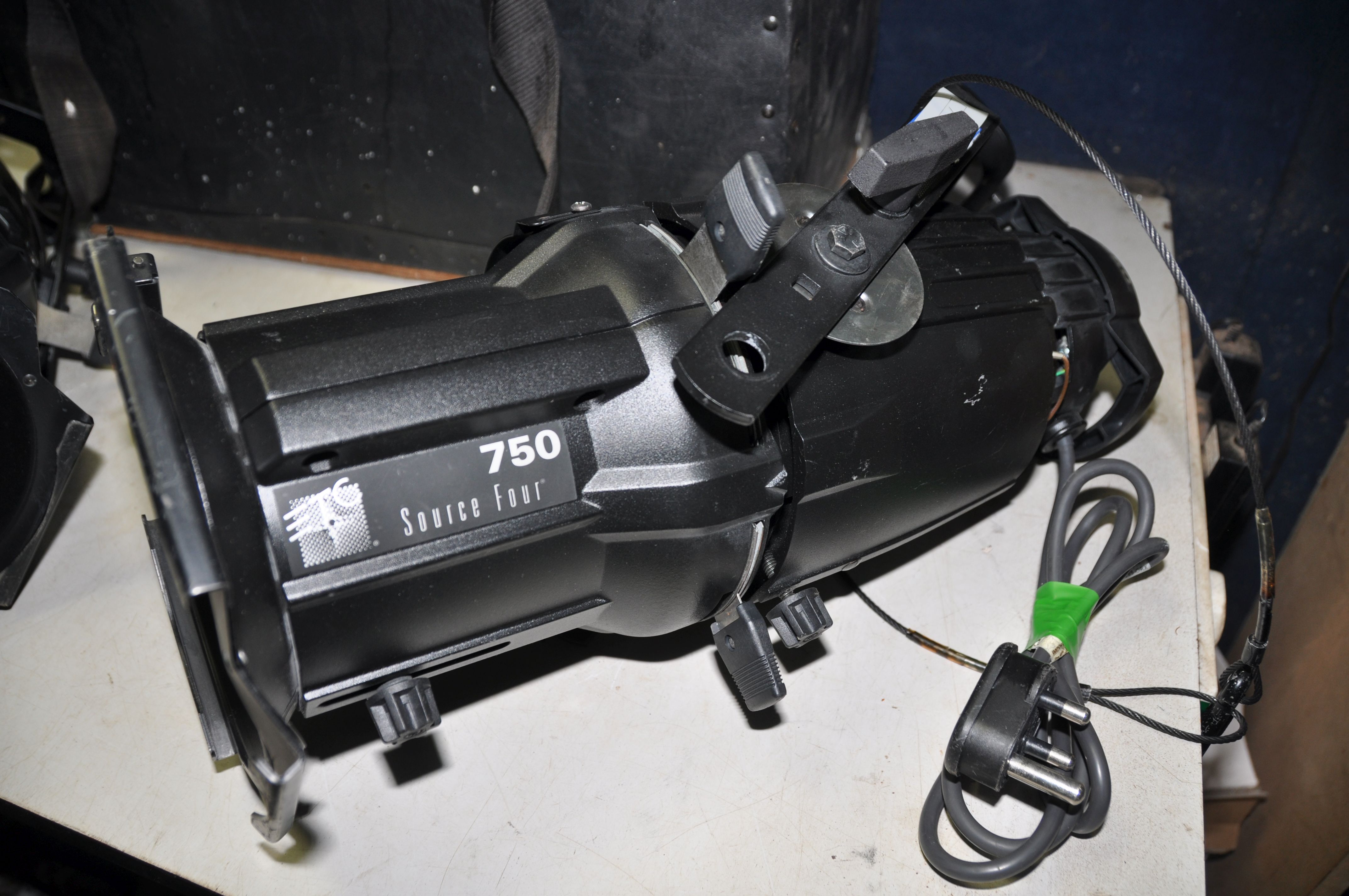 A PAIR OF ETC SOURCE FOUR 750 STAGE LIGHTING in carry case (UNTESTED) - Image 2 of 4
