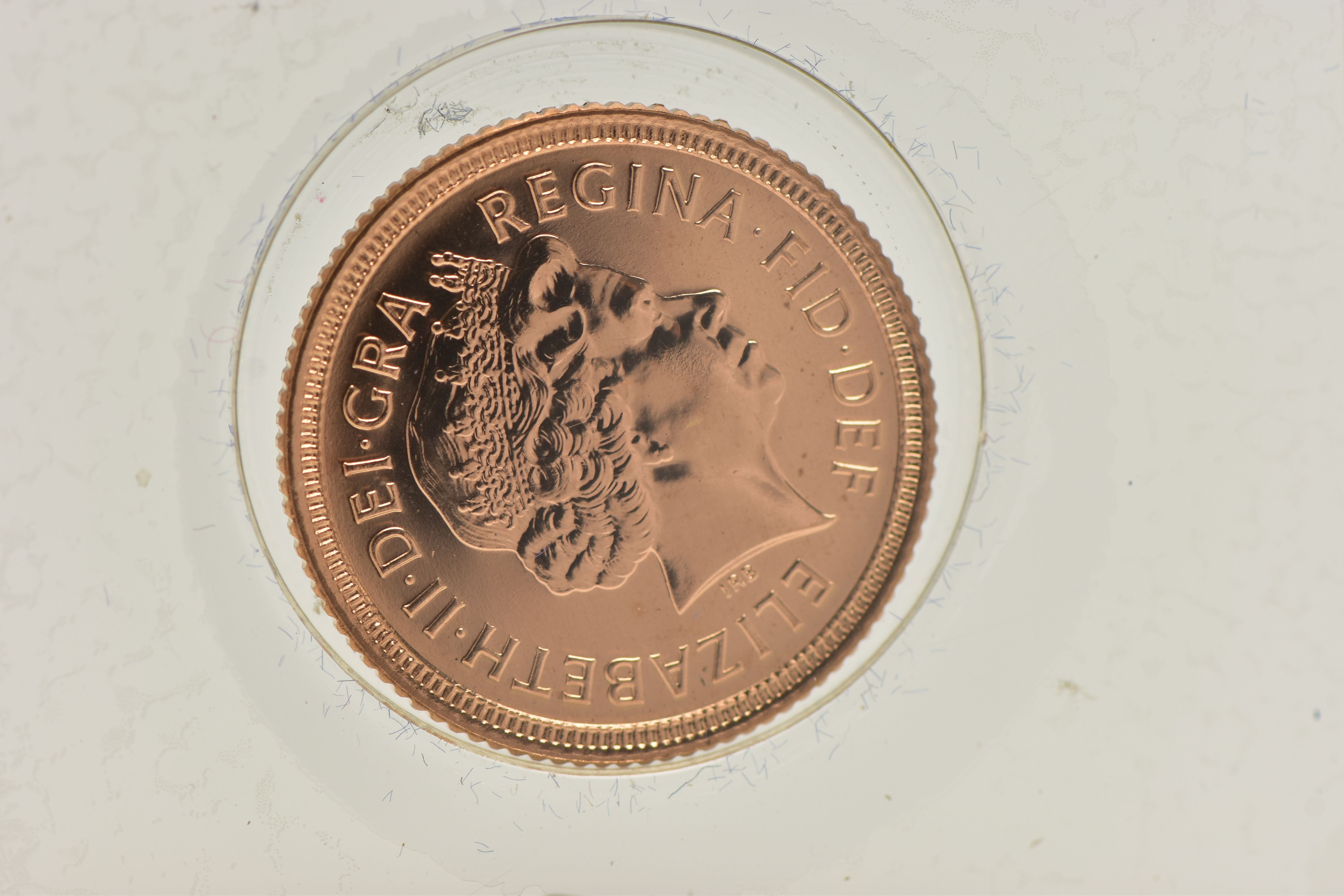 A LATE 20TH CENTURY GOLD HALF SOVEREIGN COIN, obverse depicting Queen Elizabeth II, reverse George - Image 2 of 2