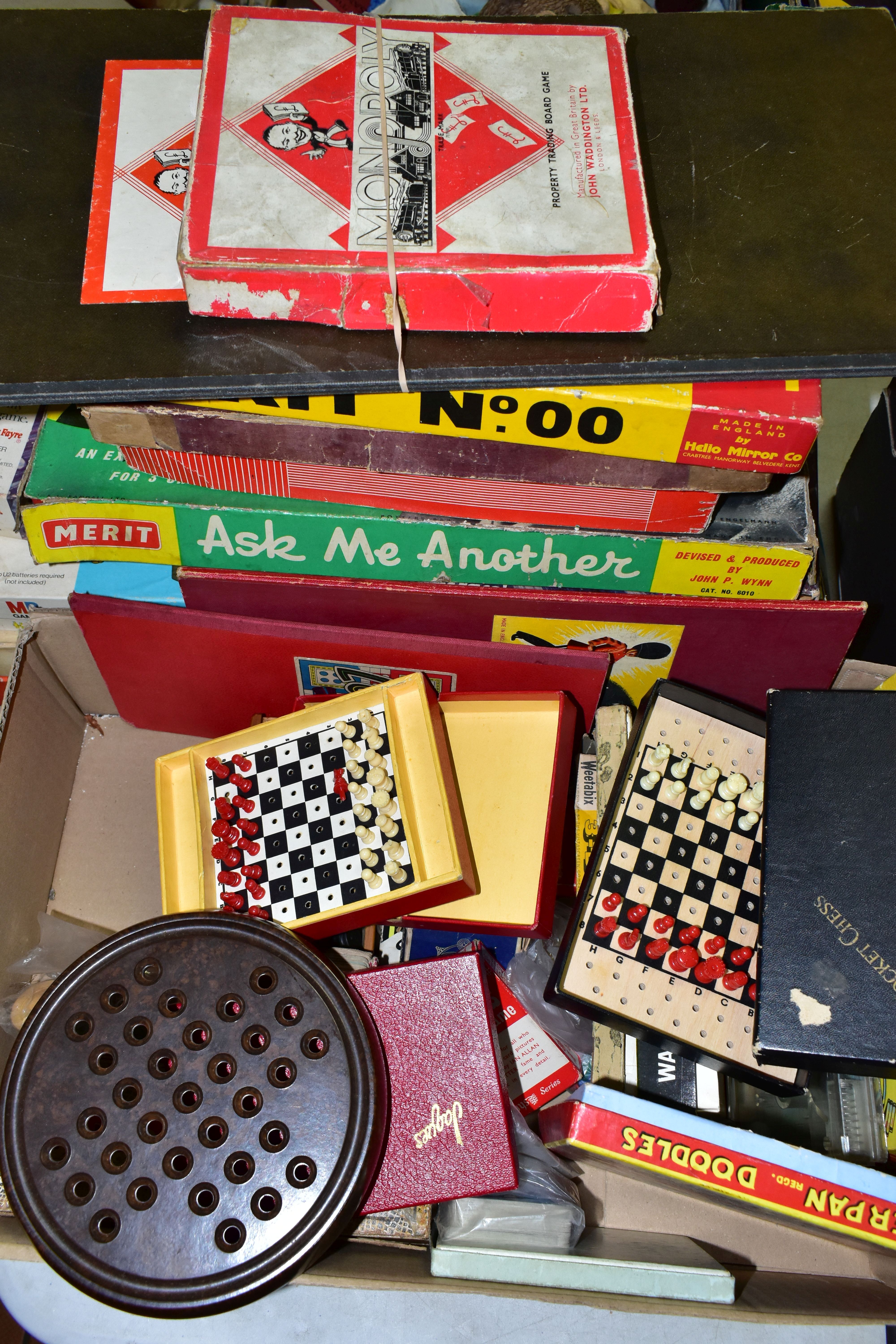 A QUANTITY OF ASSORTED VINTAGE TOYS, GAMES AND PUZZLES ETC., to include Waddington's Ideal Home Kit, - Image 8 of 8