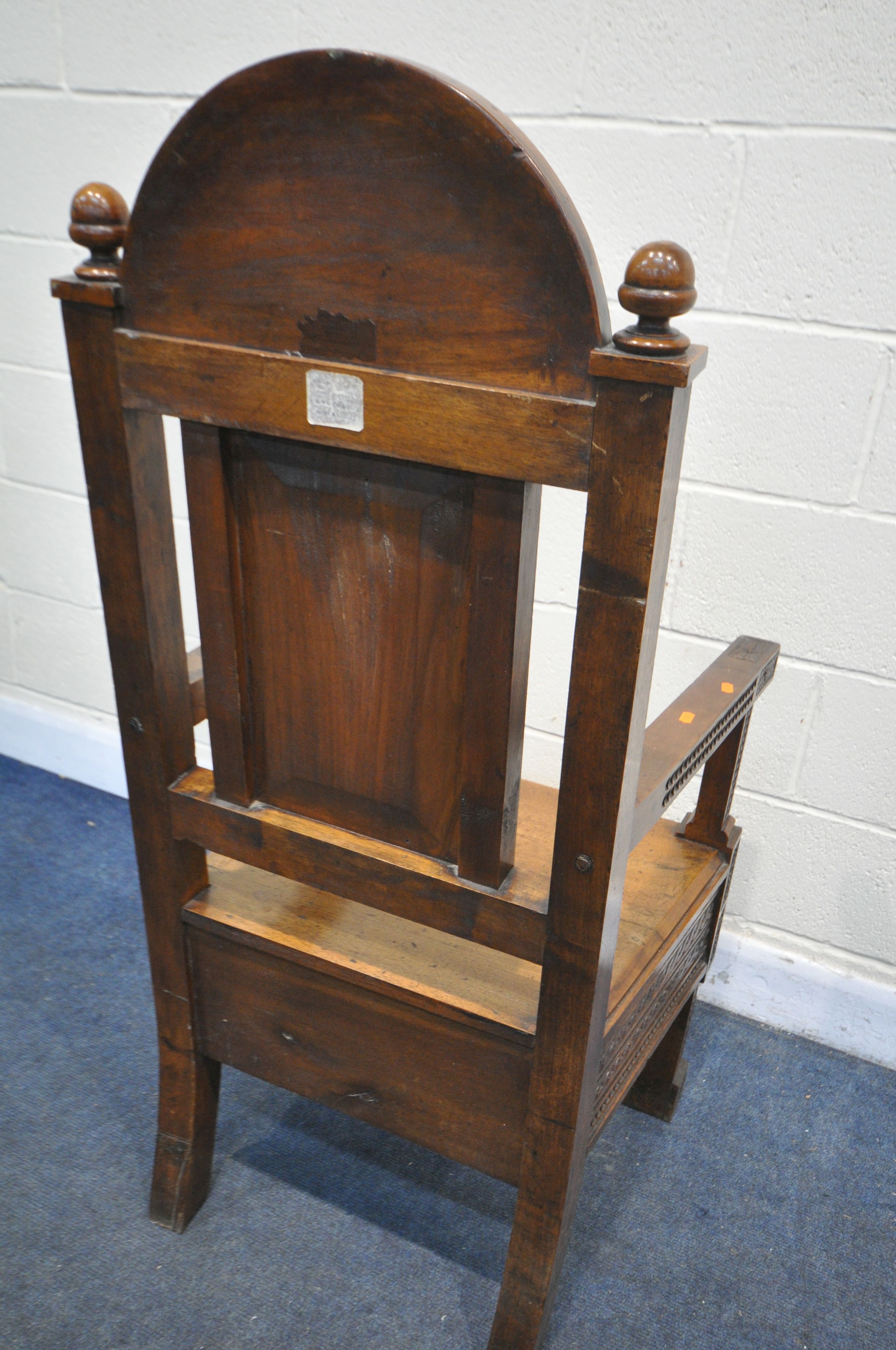 A LATE 19TH/ EARLY 20TH CENTURY CARVED OAK WAINSCOT CHAIR, the arched top depicting - Image 6 of 7