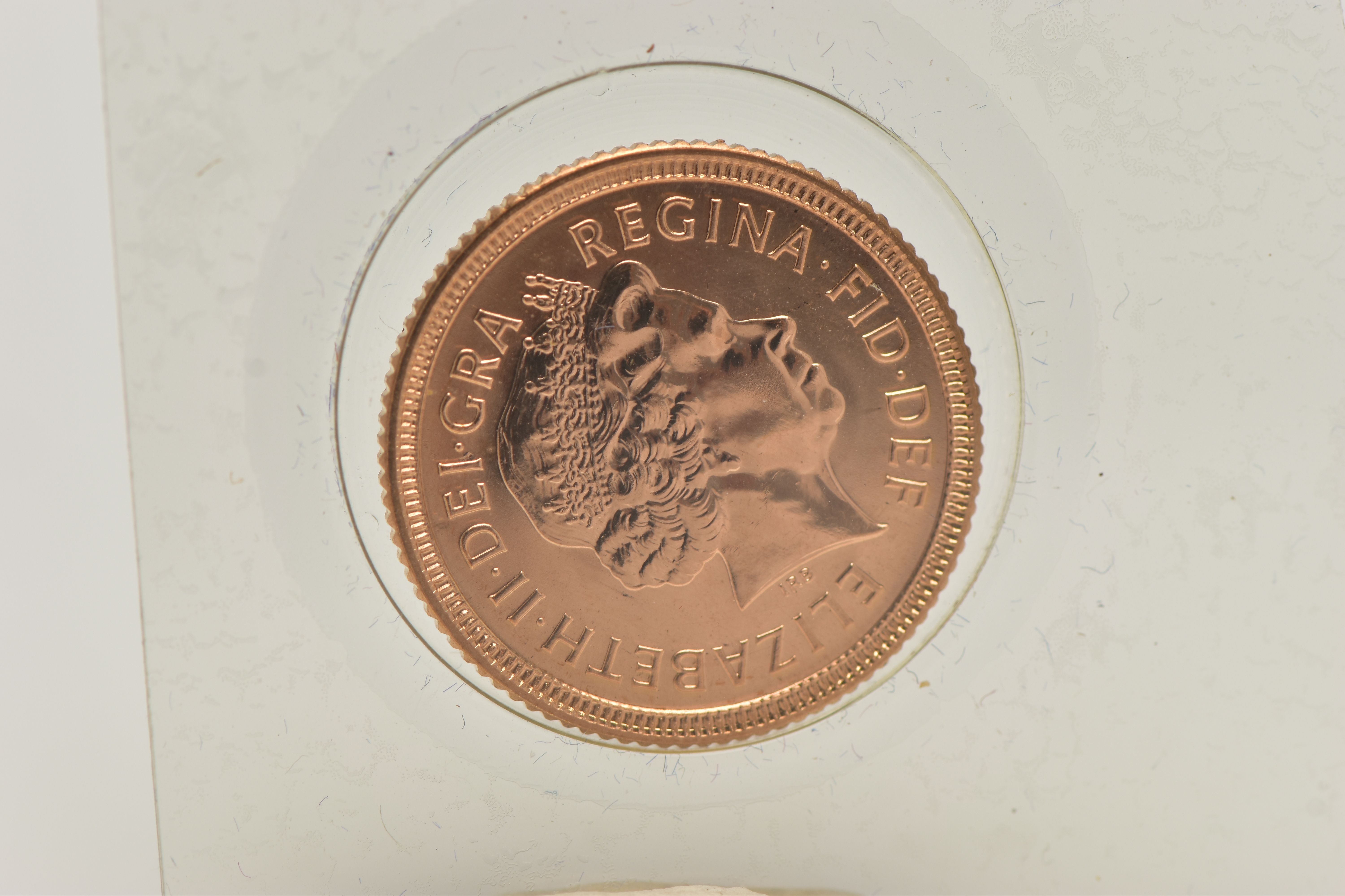 A LATE 20TH CENTURY GOLD HALF SOVEREIGN COIN, obverse depicting Queen Elizabeth II, reverse George - Image 2 of 2