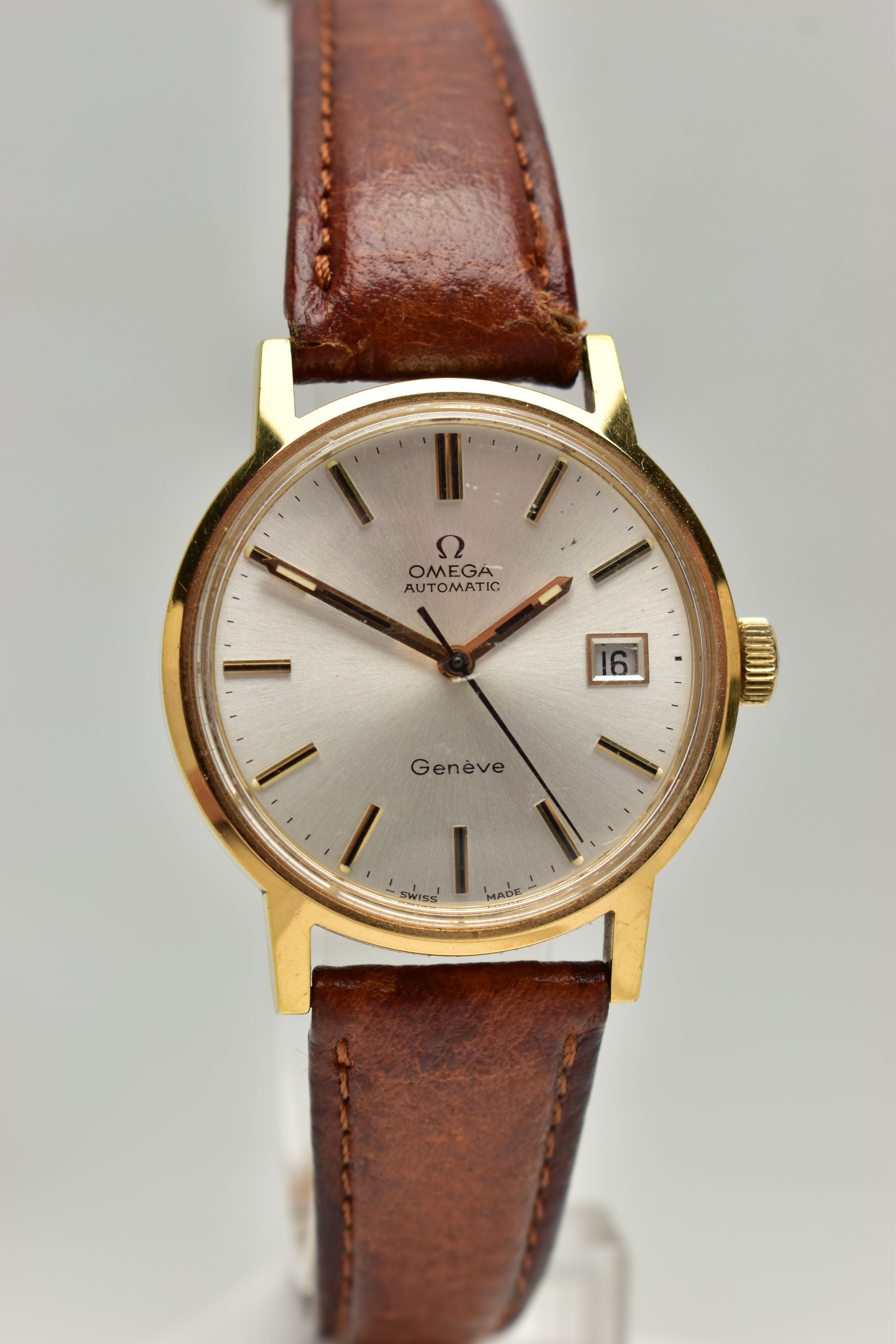 A GENTS 'OMEGA AUTOMATIC' WRISTWATCH, round silver dial signed 'Omega Automatic Geneve', baton