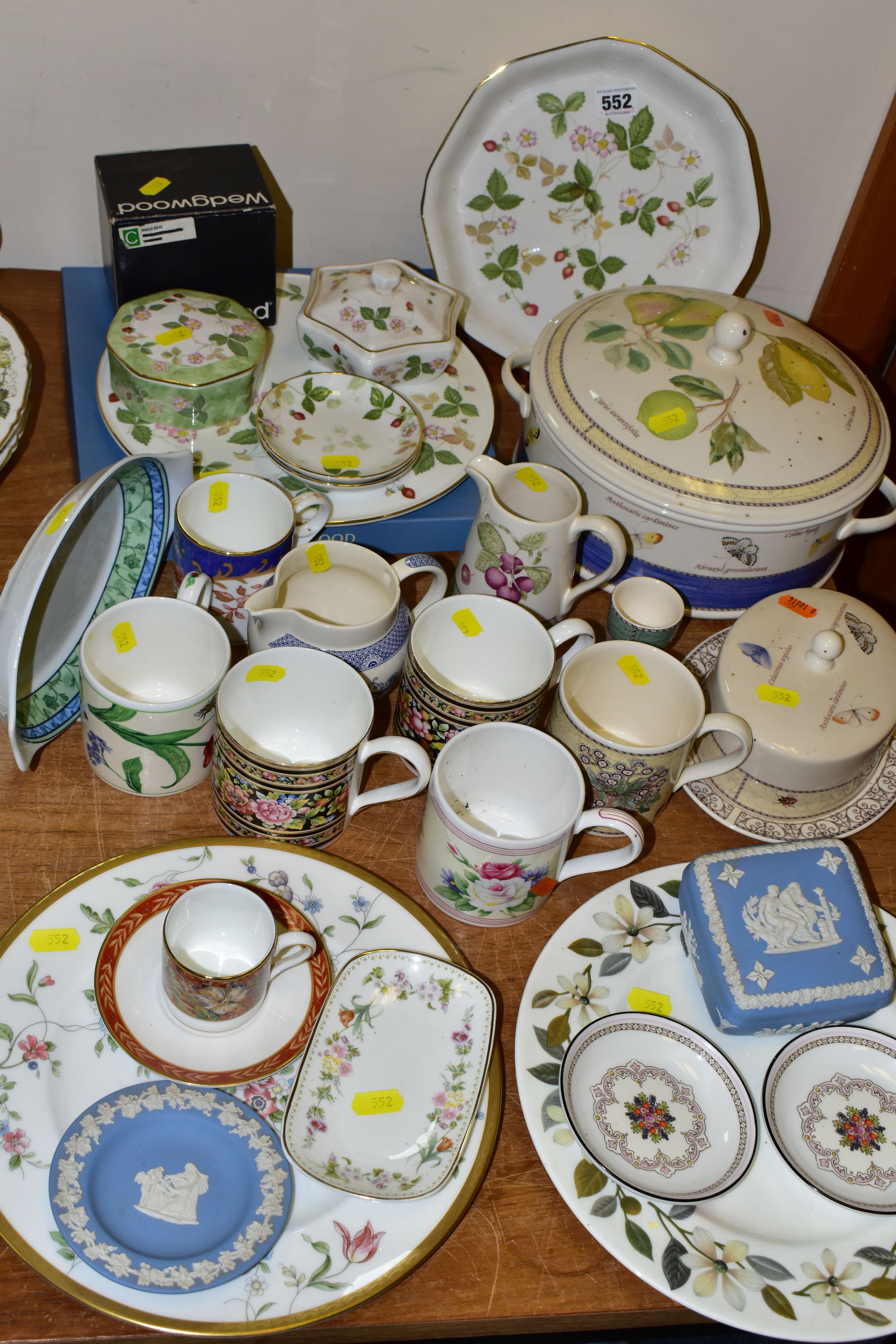 A SMALL QUANTITY OF ASSORTED WEDGWOOD BONE CHINA, QUEEN'S WARE AND JASPERWARE, ETC, including '