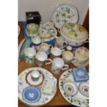 A SMALL QUANTITY OF ASSORTED WEDGWOOD BONE CHINA, QUEEN'S WARE AND JASPERWARE, ETC, including '
