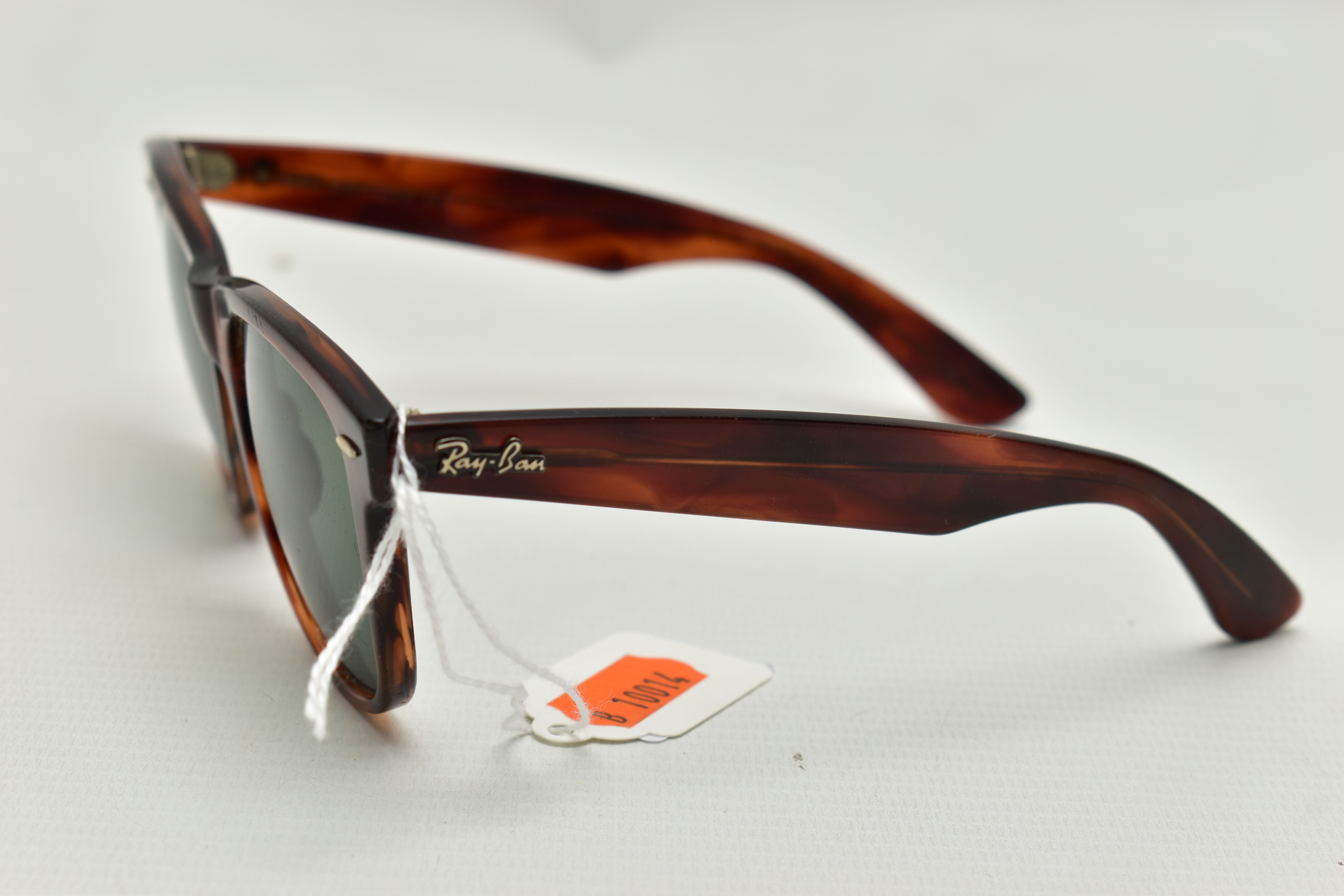 A PAIR OF 'RAY BAN' SUNGLASSES, Wayfarer sunglasses 5022 in Tortoiseshell (condition report: general - Image 5 of 6