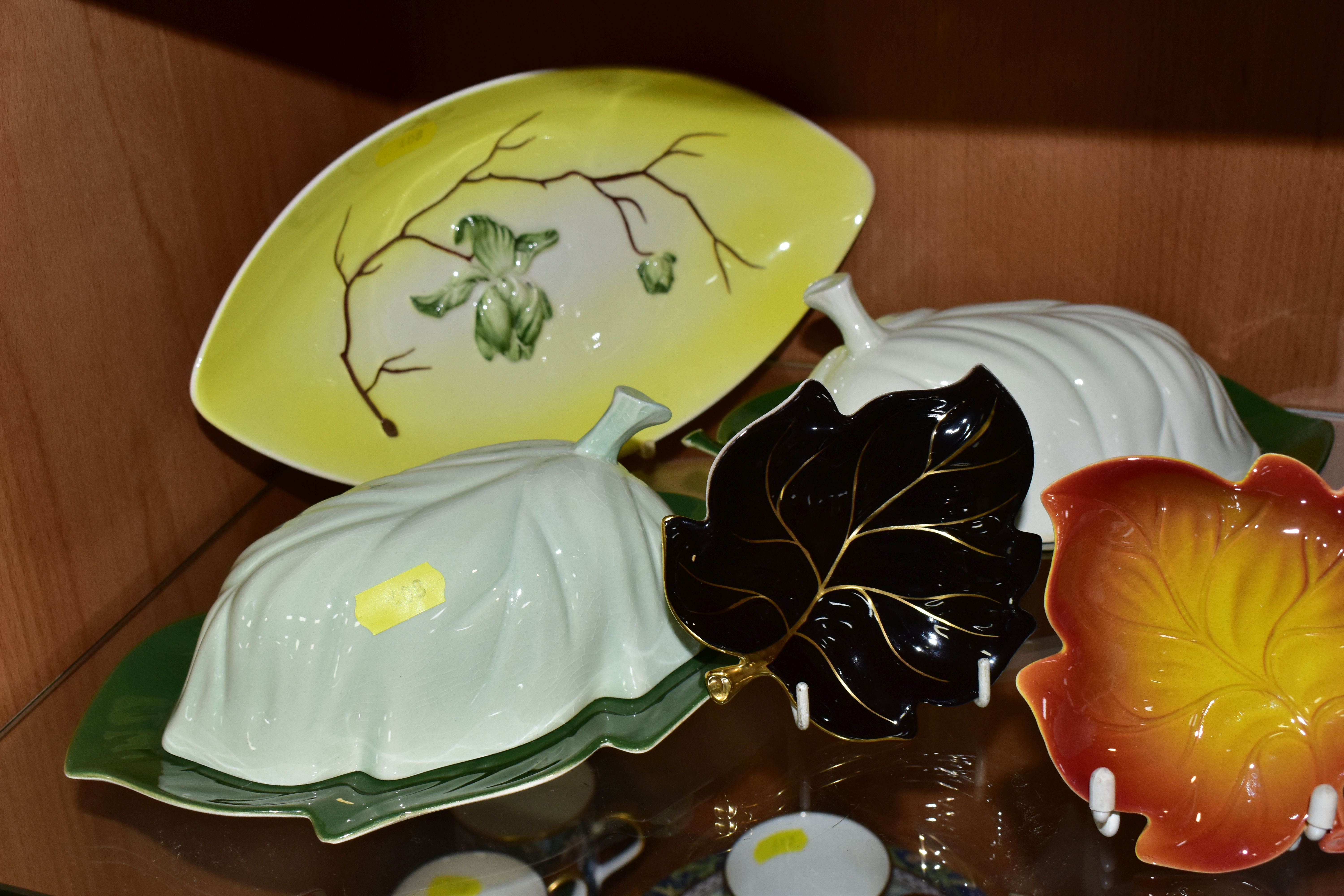 A COLLECTION OF MID-CENTURY CARLTON WARE CERAMICS, comprising a Carlton Ware match holder and - Image 3 of 7