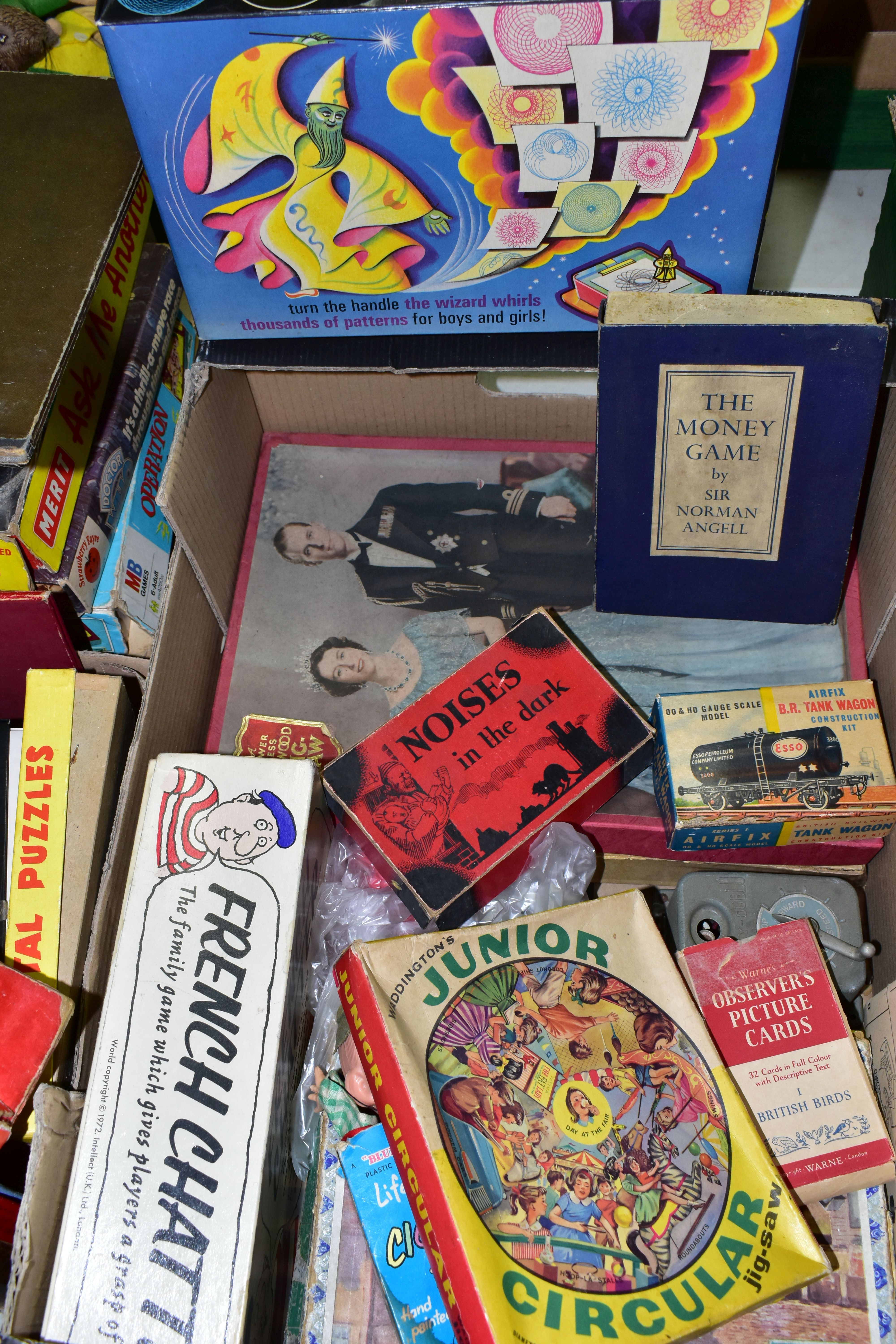 A QUANTITY OF ASSORTED VINTAGE TOYS, GAMES AND PUZZLES ETC., to include Waddington's Ideal Home Kit, - Image 4 of 8