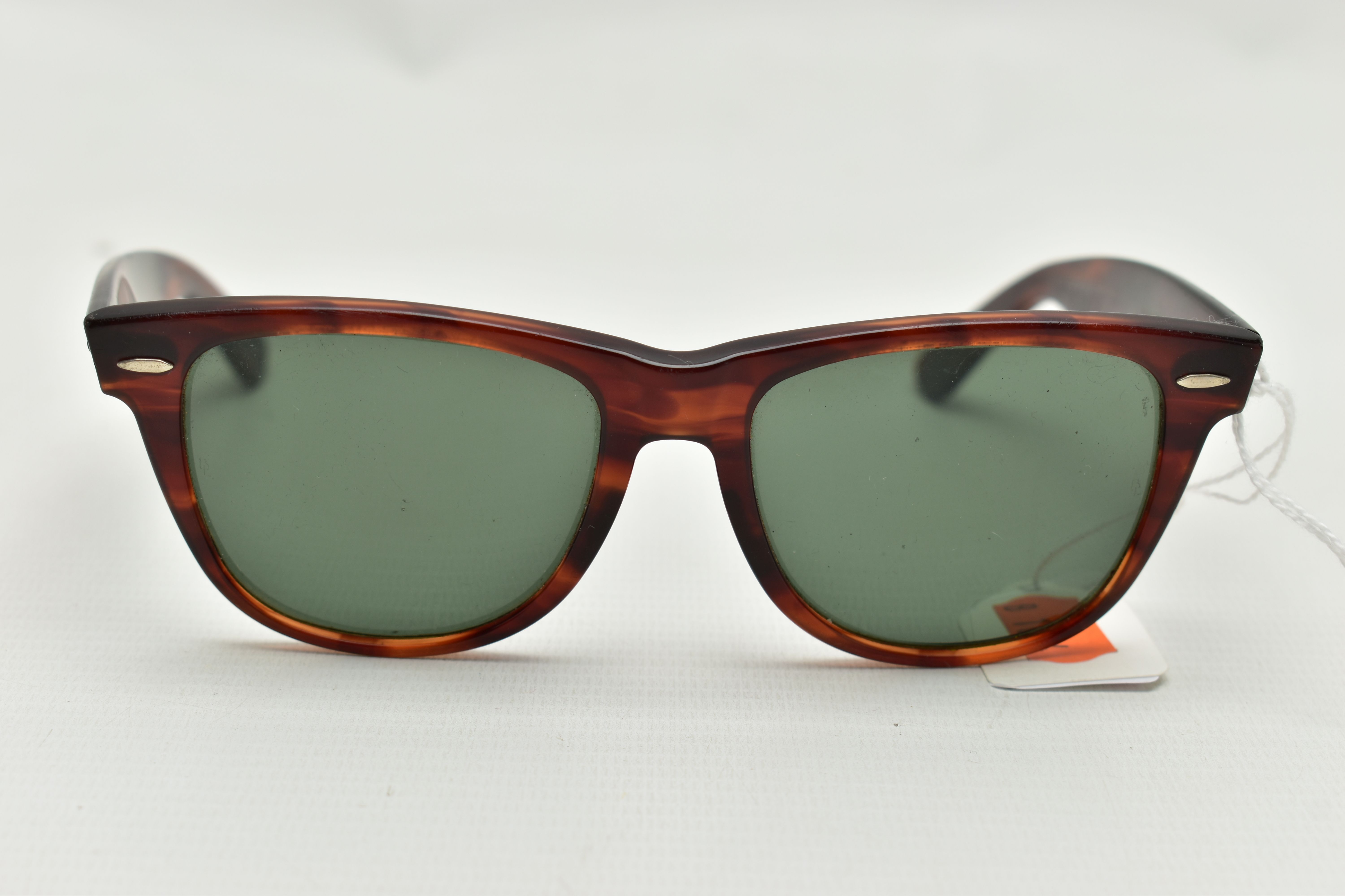A PAIR OF 'RAY BAN' SUNGLASSES, Wayfarer sunglasses 5022 in Tortoiseshell (condition report: general - Image 6 of 6