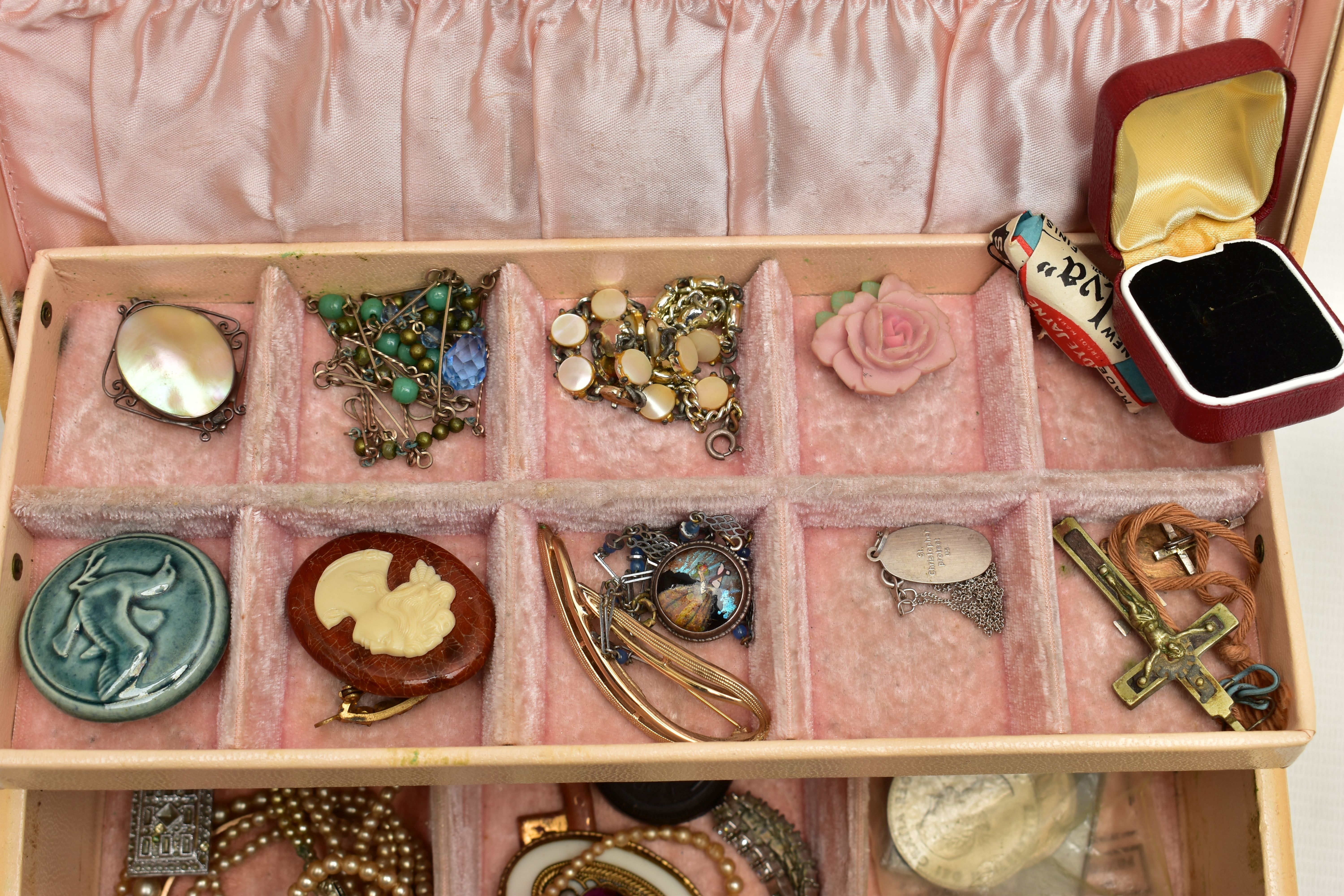 A CREAM JEWELLERY BOX WITH CONTENTS, to include a white metal butterfly wing pendant stamped ' - Image 2 of 5