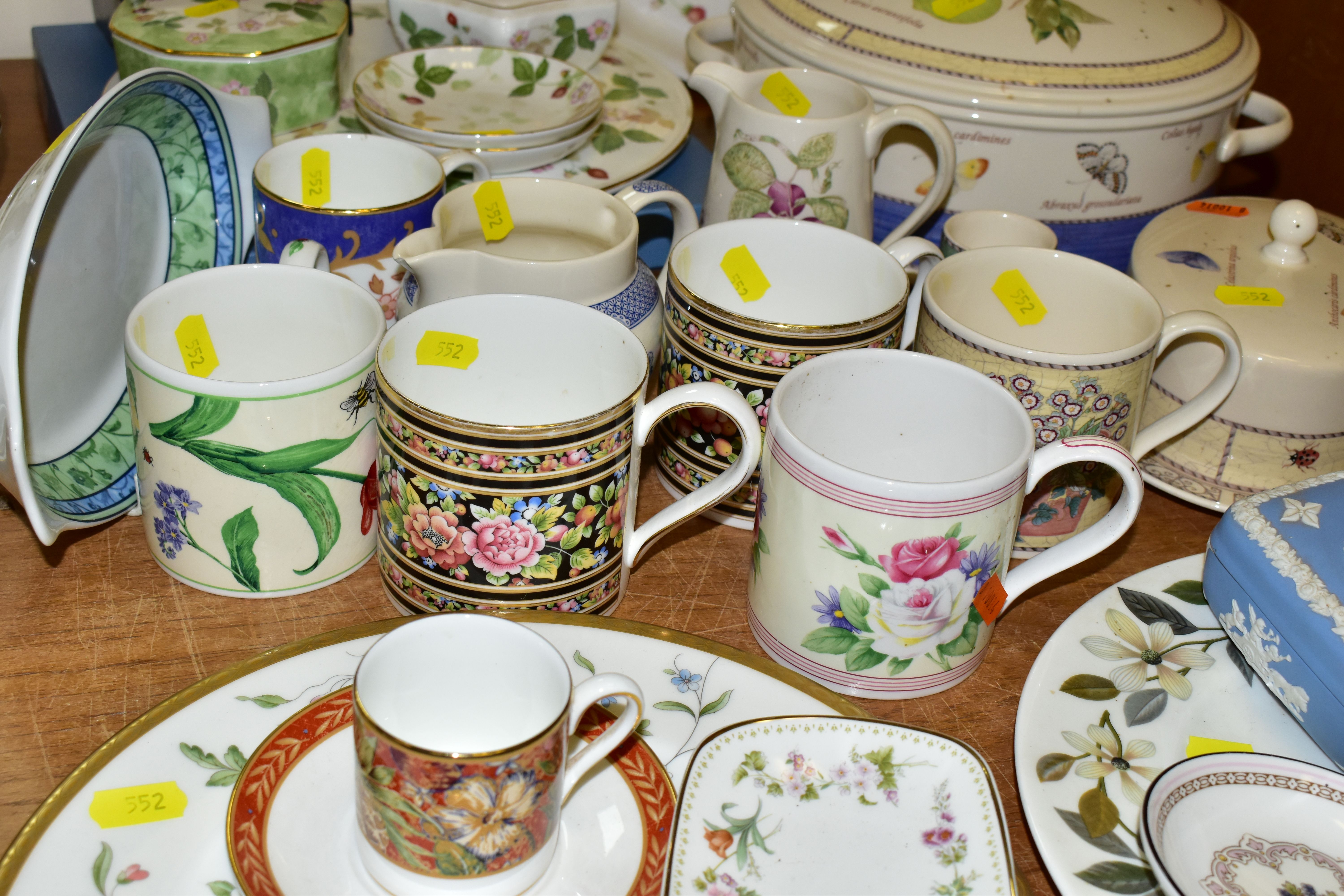 A SMALL QUANTITY OF ASSORTED WEDGWOOD BONE CHINA, QUEEN'S WARE AND JASPERWARE, ETC, including ' - Image 4 of 7