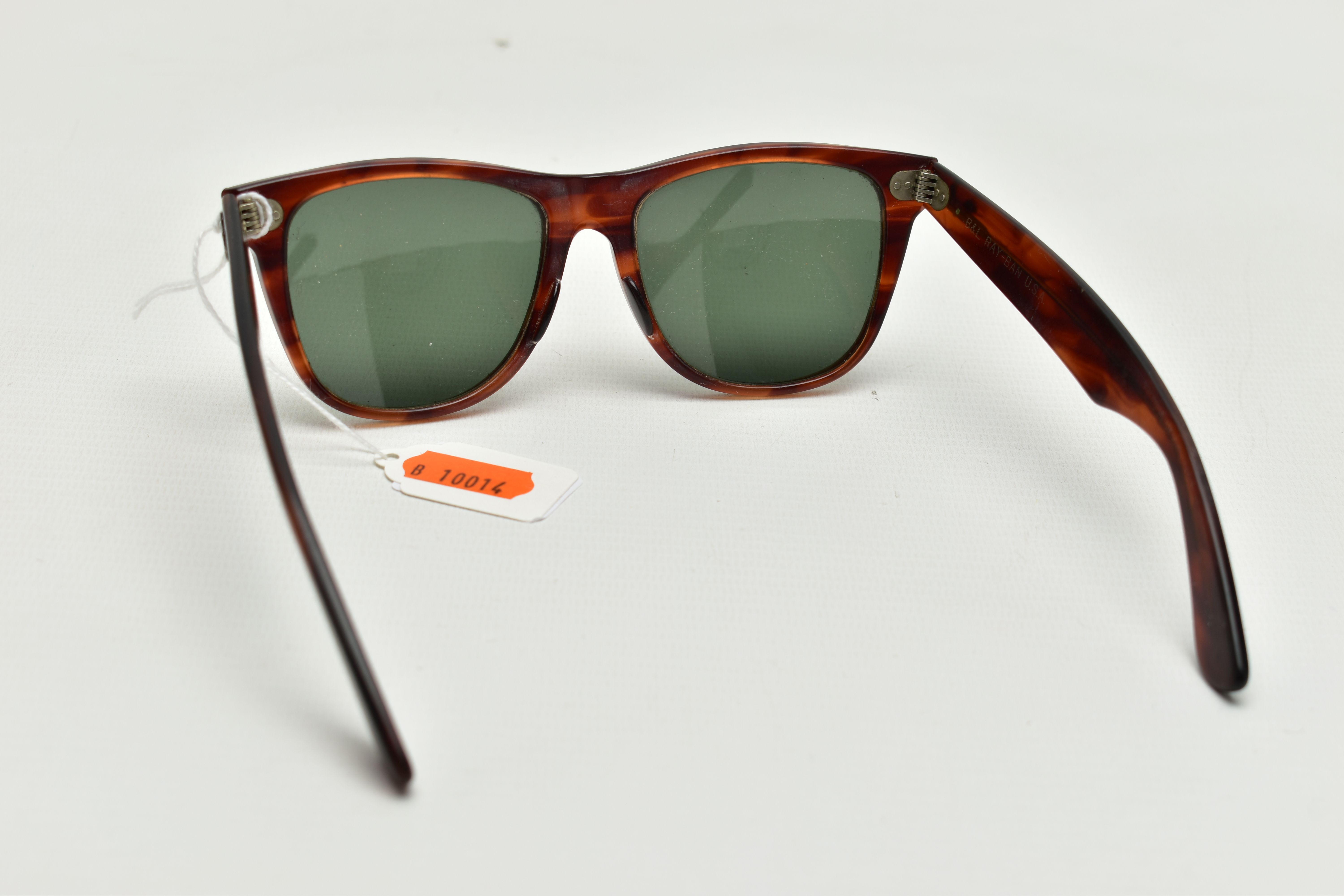 A PAIR OF 'RAY BAN' SUNGLASSES, Wayfarer sunglasses 5022 in Tortoiseshell (condition report: general - Image 4 of 6